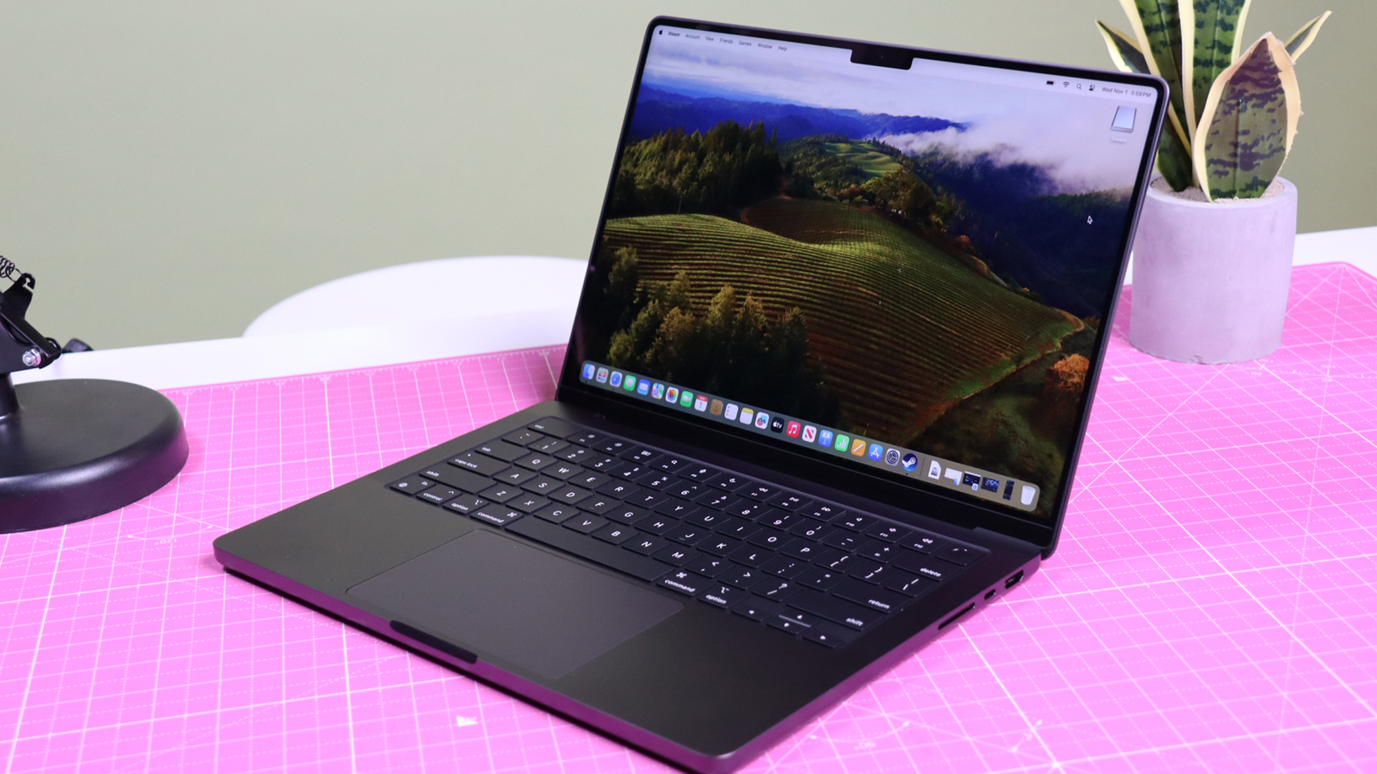 Покупка MacBook Pro M5 после сообщений о браке. Если словили такую же проблему, то сразу обращайтесь к продавцу. Фото.