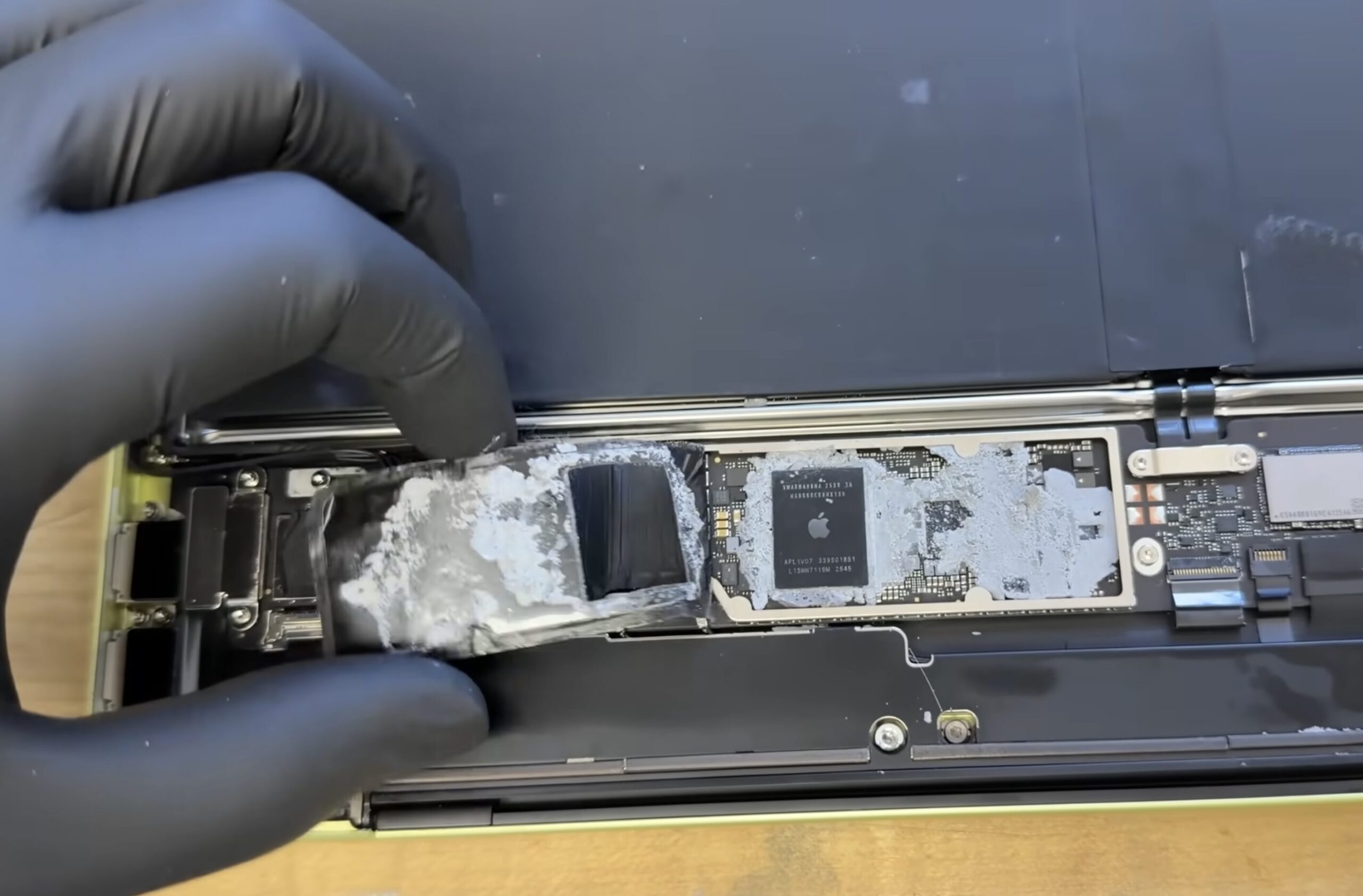 Как переделали охлаждение MacBook Neo. Компьютер пришлось разобрать полностью, подключив к внешнему монитору. Фото.