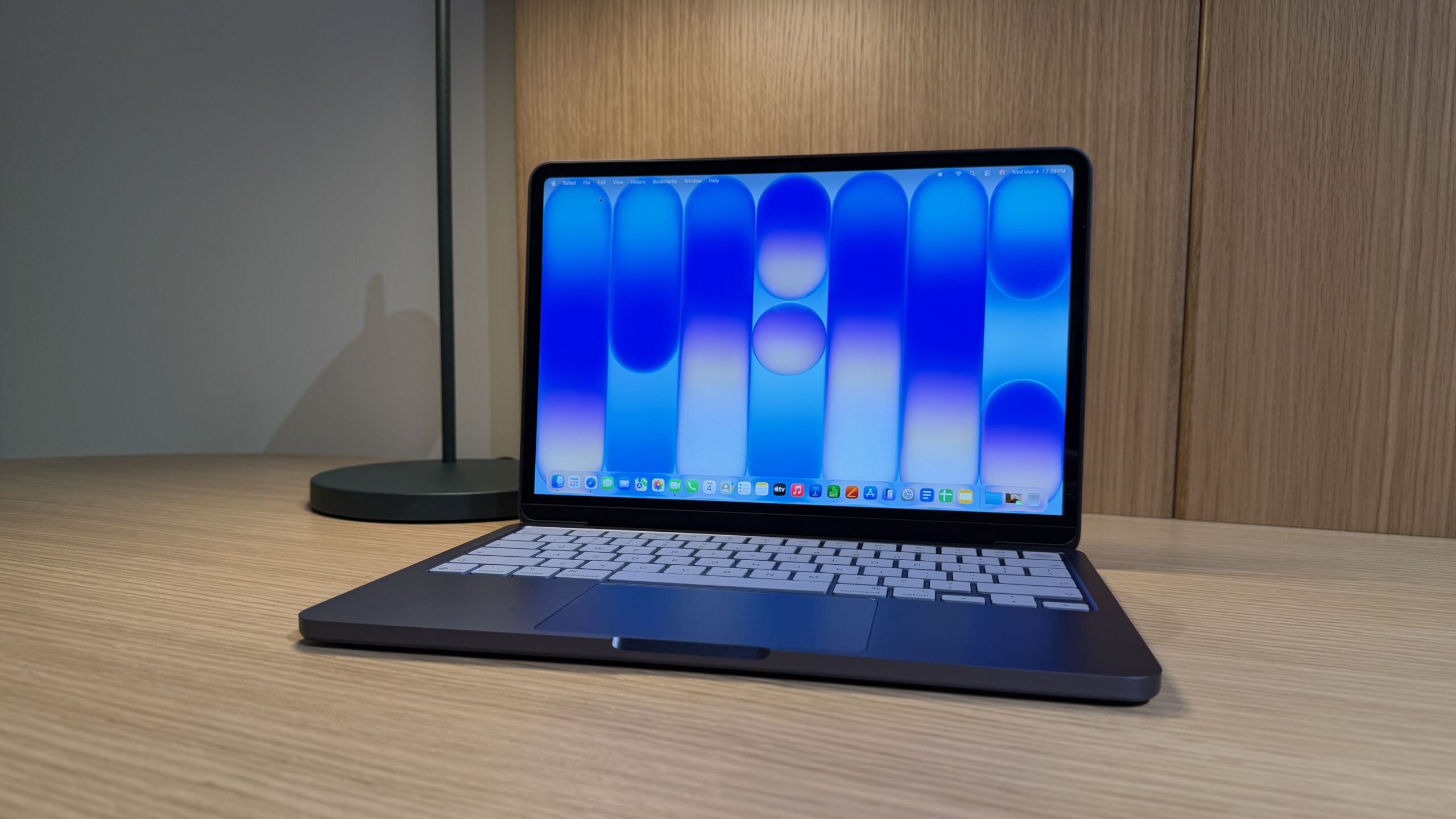 Стоит ли покупать MacBook Neo под Claude Code. Если планируете запускать параллельно несколько агентов, то Neo может не вывезти, а вот с одним справится. Фото.