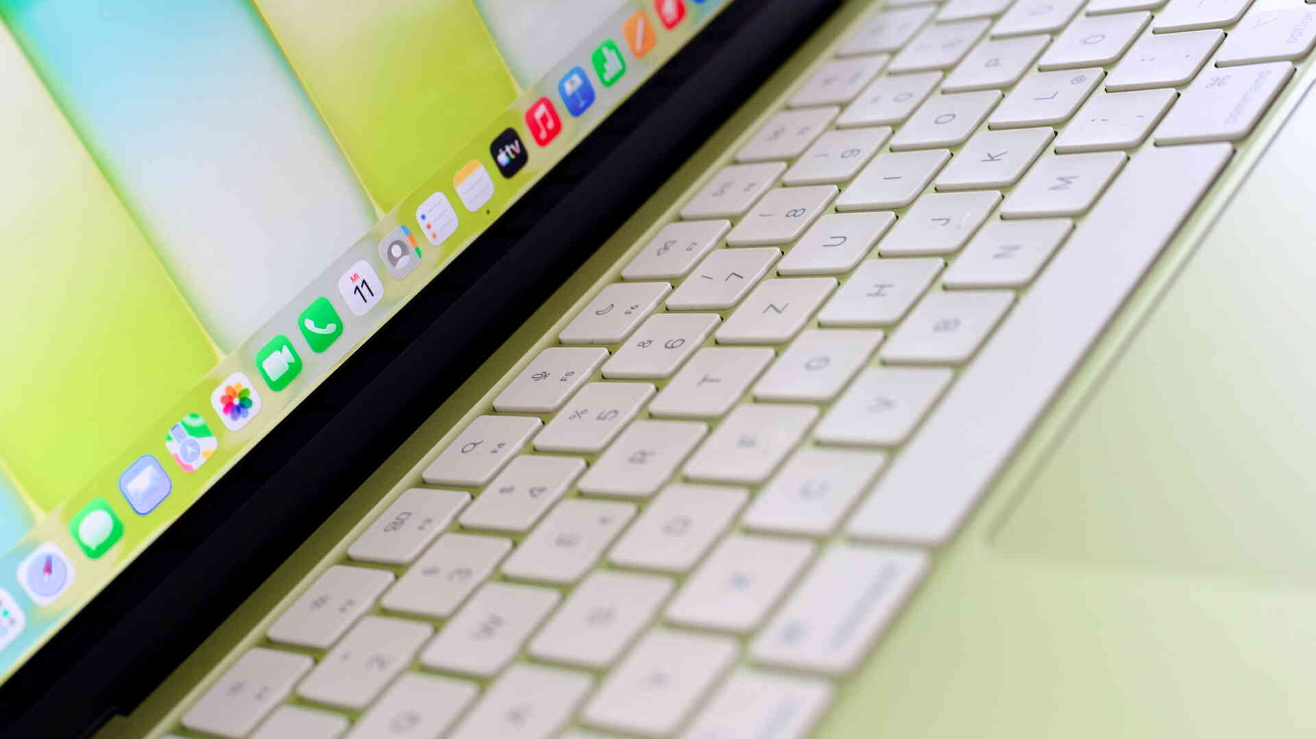Почему MacBook Neo теряет производительность под нагрузкой. Отсутствие активного охлаждения тоже сказывается на производительности MacBook Neo. Фото.