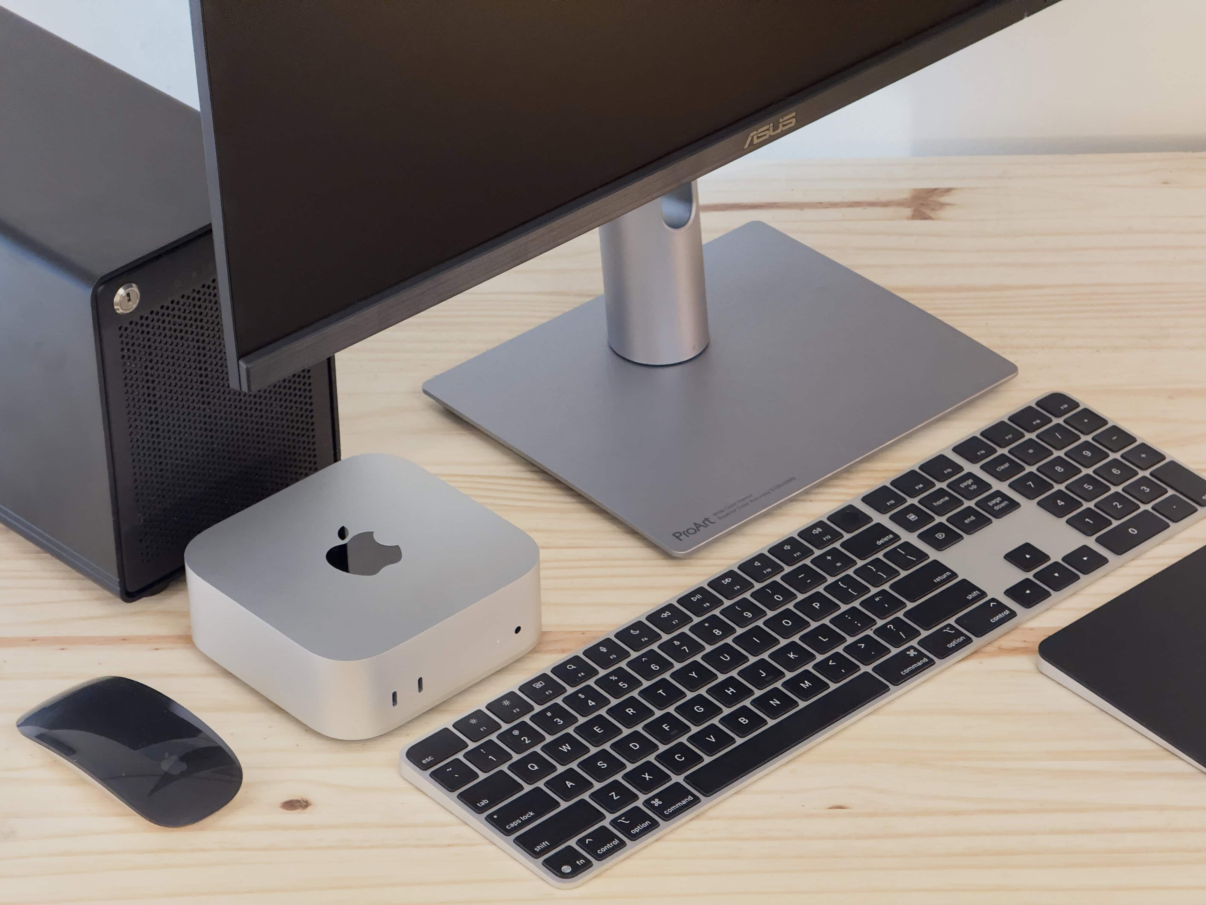 Для каких задач подходит Mac mini на 256 ГБ. Многие брали минимальный «миник» и дополняли его внешним SSD. Теперь такой трюк для экономии не прокатит. Фото.
