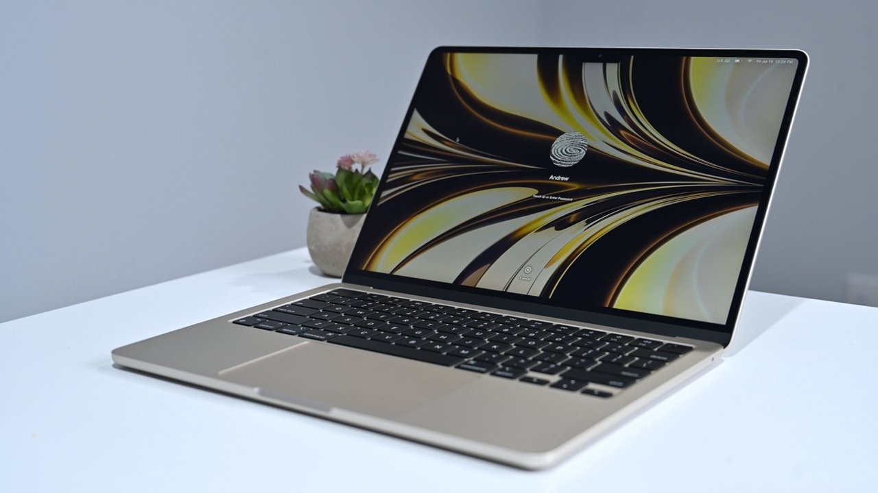 Что делать, если macOS Tahoe тормозит после установки. Казалось бы, Air M2 не самый слабый компьютер, но новая ОС его сильно взбодрила. Фото.
