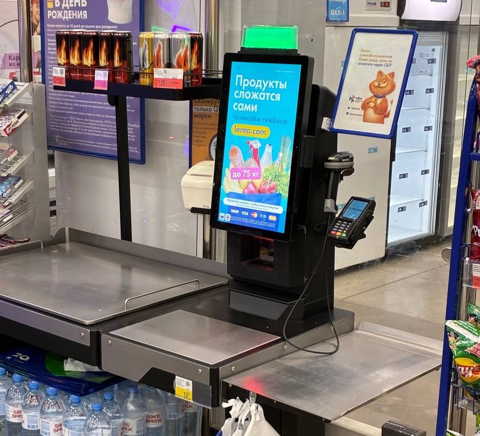 Что делать, если QR-код МАКС не считывается на кассе. Выносные сканеры обычно висят сбоку, как на этой кассе, но далеко не везде они есть. Изображение: retail.ru. Фото.