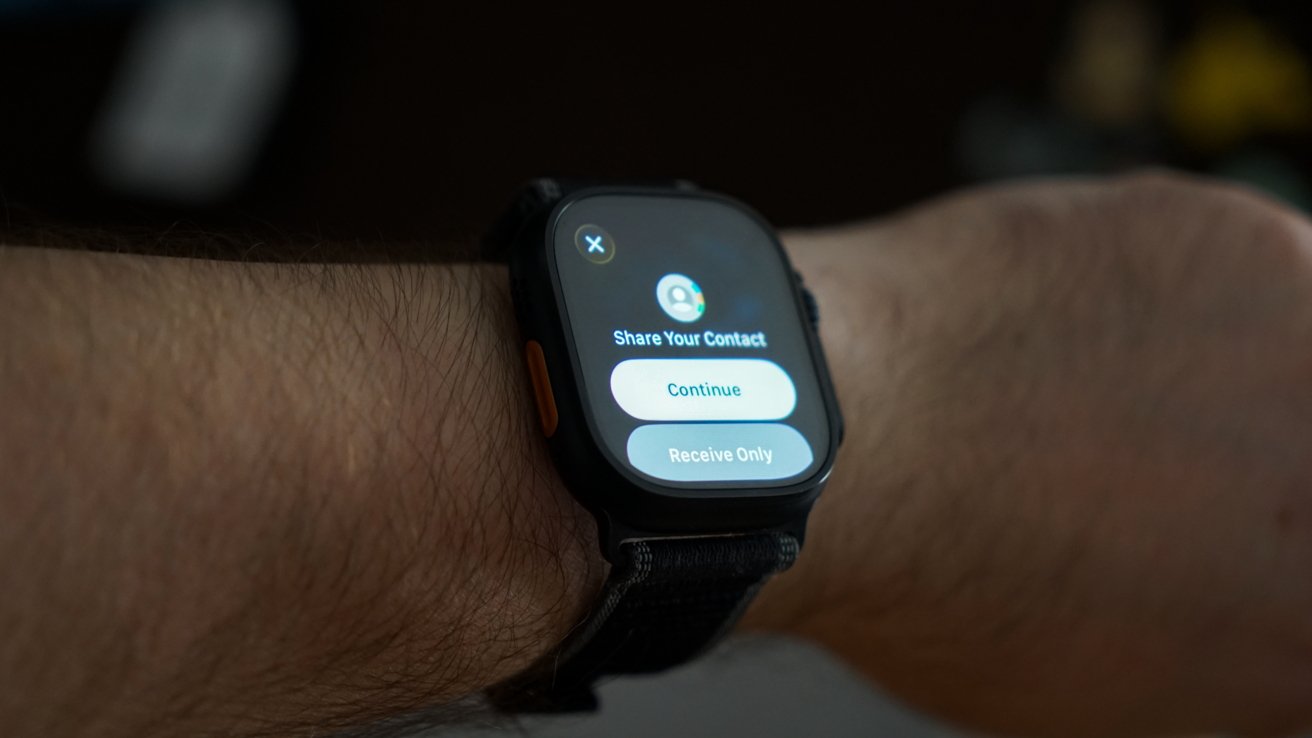 NameDrop между Apple Watch и iPhone. Просто поднесите Apple Watch к iPhone, и всё сработает. Фото.