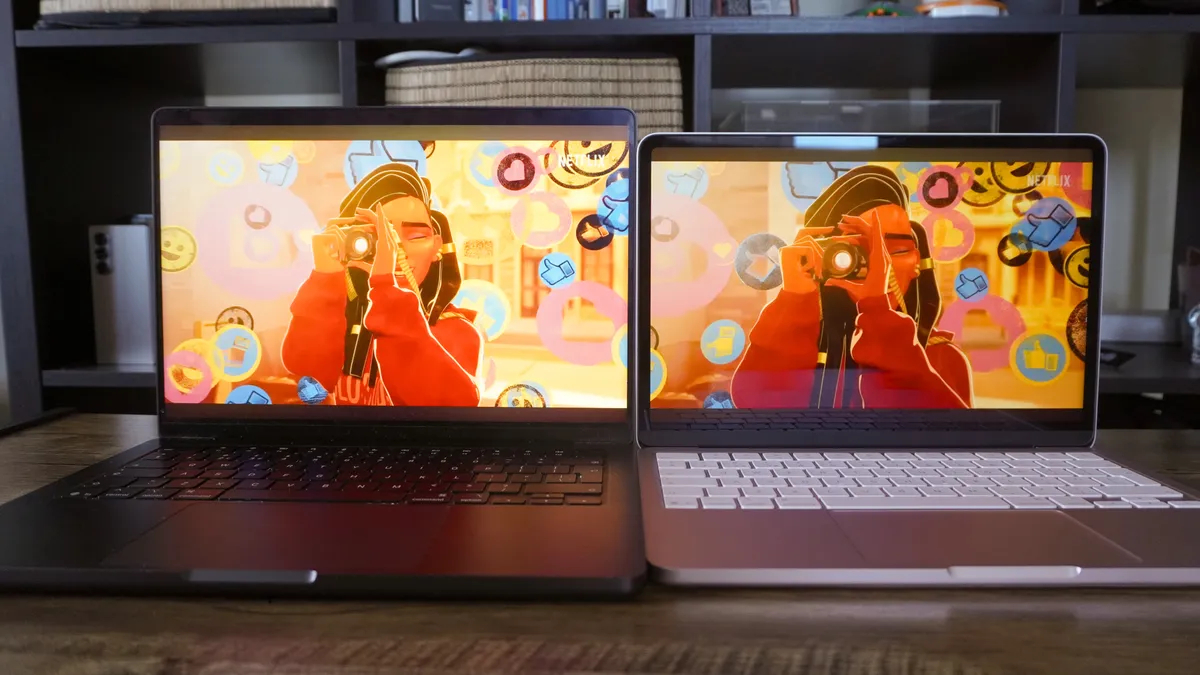 Сколько держит заряд MacBook Neo и чем он уступает MacBook Pro. Pro держит заряд побольше, но и батарея у него в два раза больше. Фото.