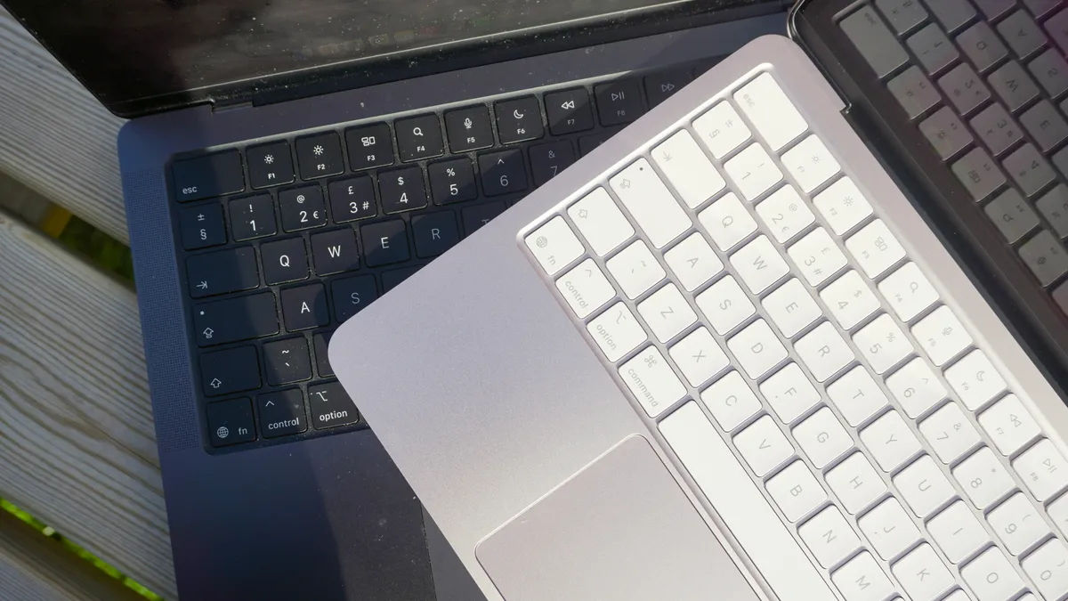 Какой MacBook выбрать. Реальный минус MacBook Neo — отсутствие подсветки клавиатуры. В темноте не поработать. Фото.