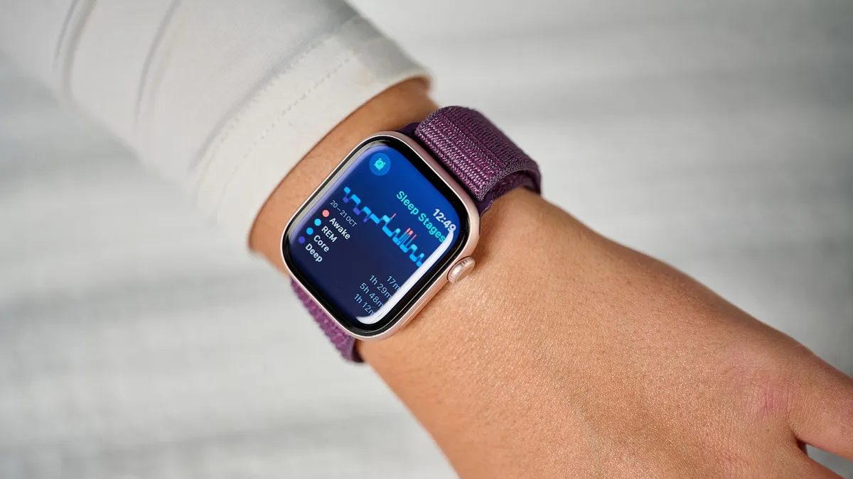 Стоит ли переходить с Apple Watch на Whoop или Fitbit Air. Я бы остался на Apple Watch. Фото.