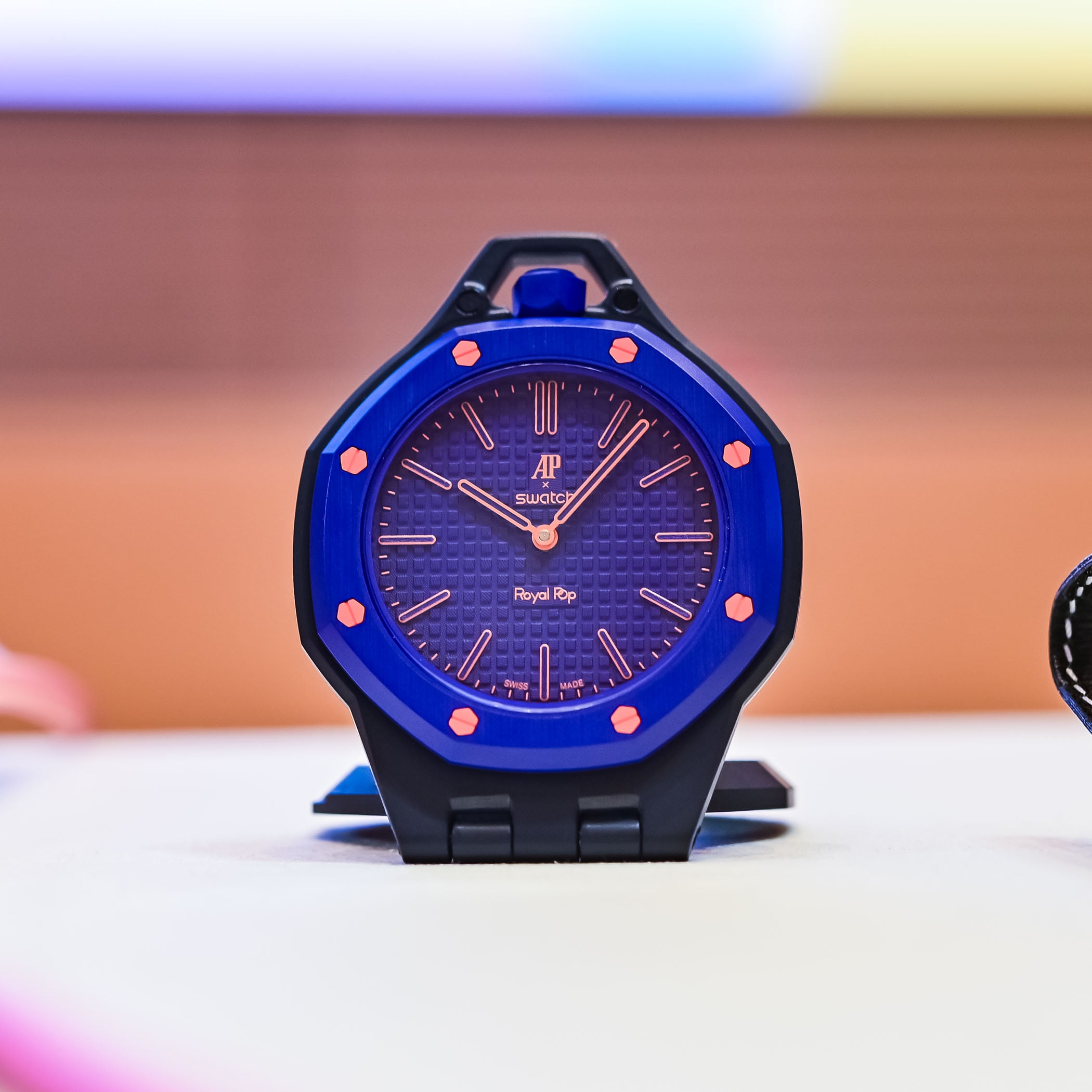 Что такое Swatch x Audemars Piguet Royal Pop. И есть версия, которая может закрываться. Фото.