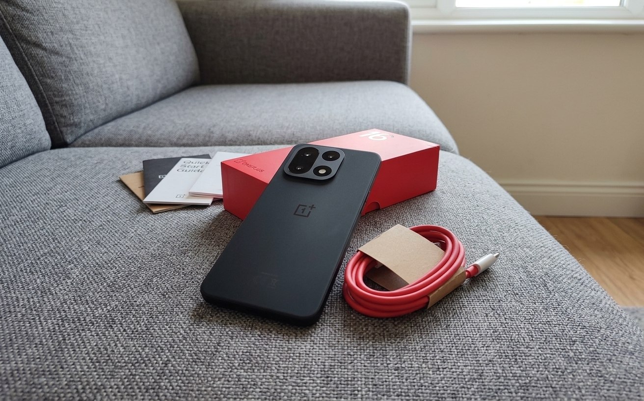 Стоит ли менять iPhone на OnePlus 15. А еще в комплекте идет красивый красный провод. Фото.