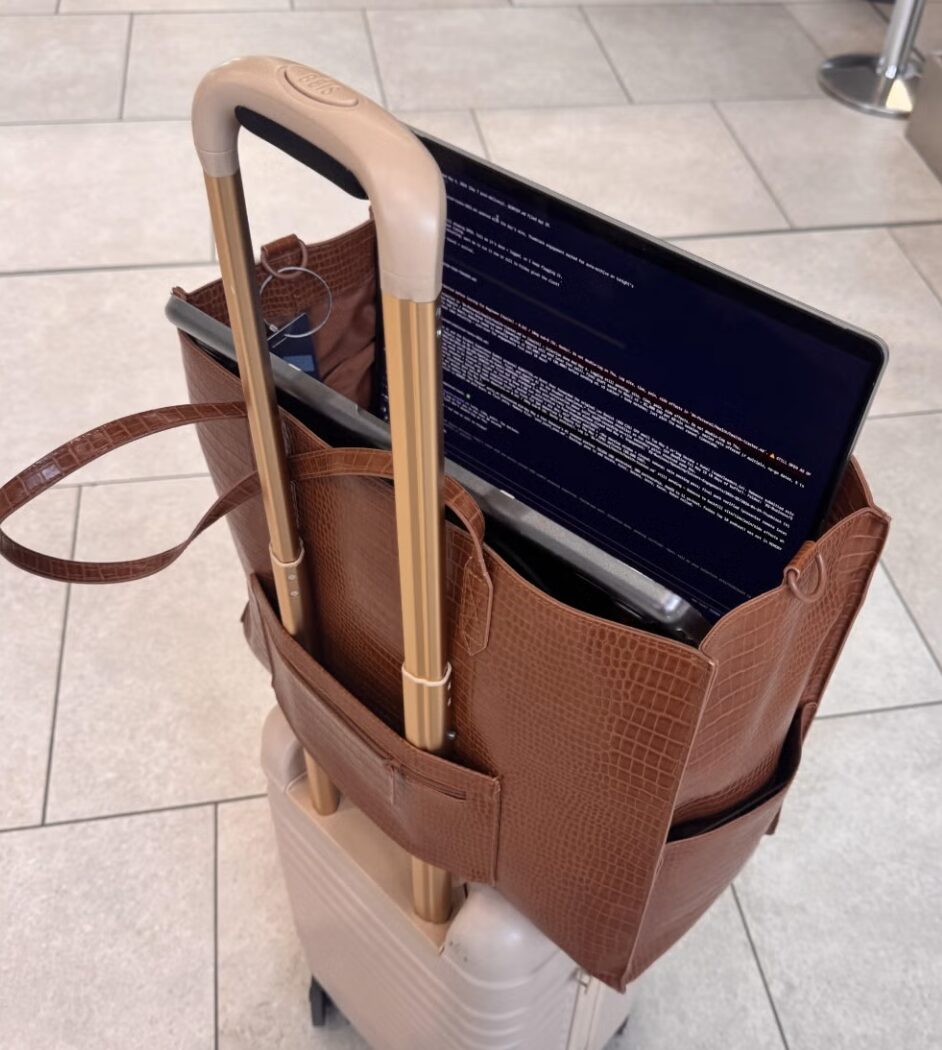 Почему MacBook нельзя просто закрыть. Кто-то даже в аэропорту продолжает держать Макбук открытым для работы агентов. Фото.