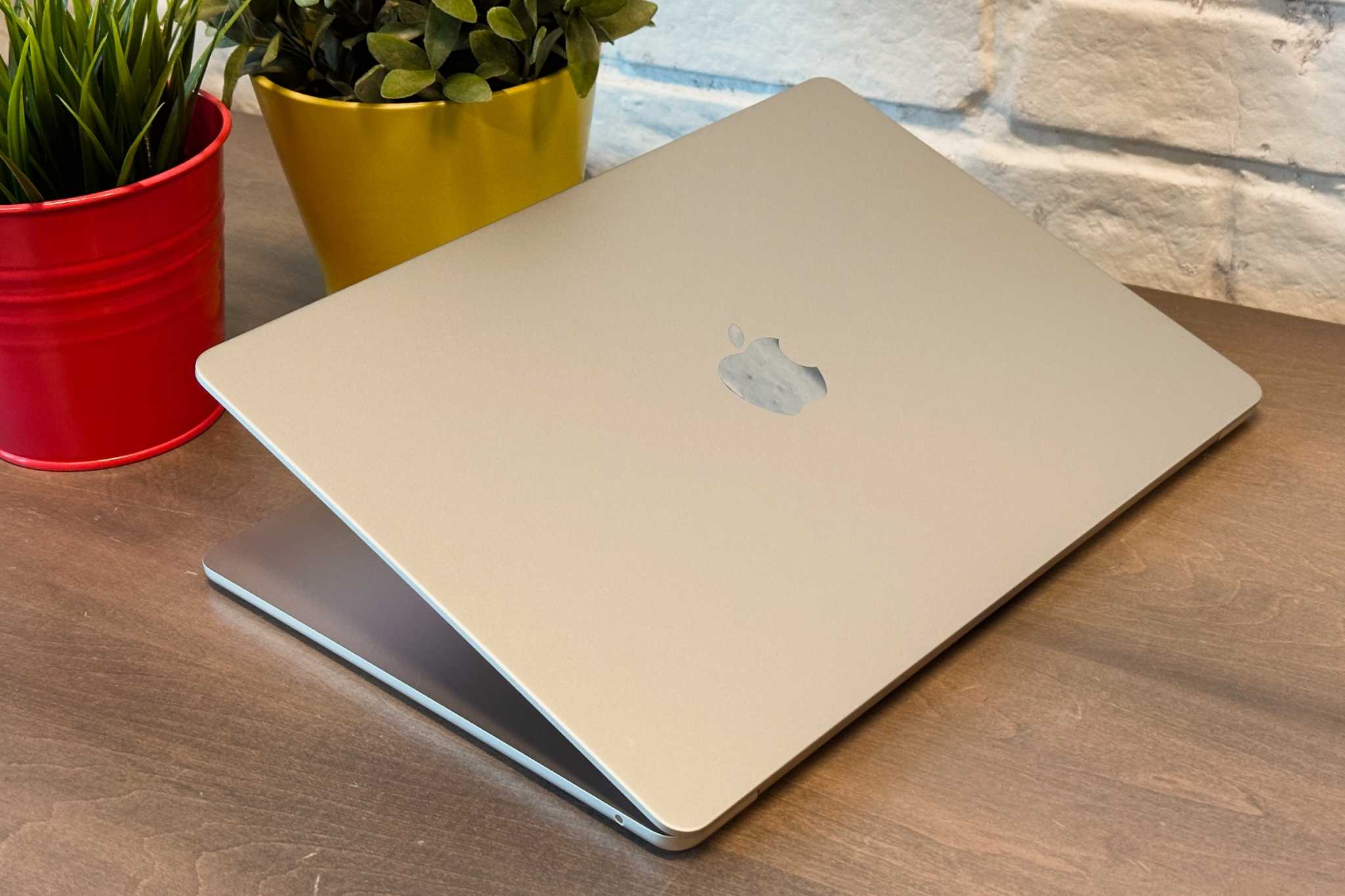 Что будет с MacBook, если носить его с открытой крышкой. Кто-то носит MacBook вот в таком виде. Риски понятны. Фото.