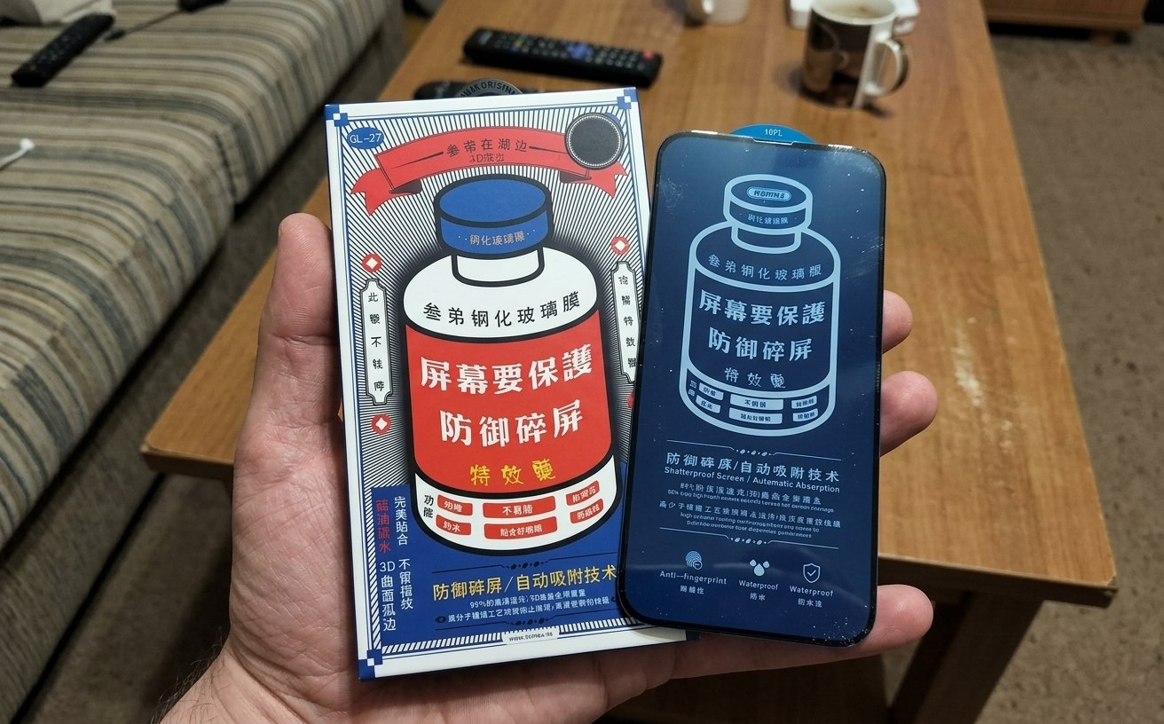Сколько служит защитное стекло на iPhone. Приклеить стекло сможет даже школьник. Фото.
