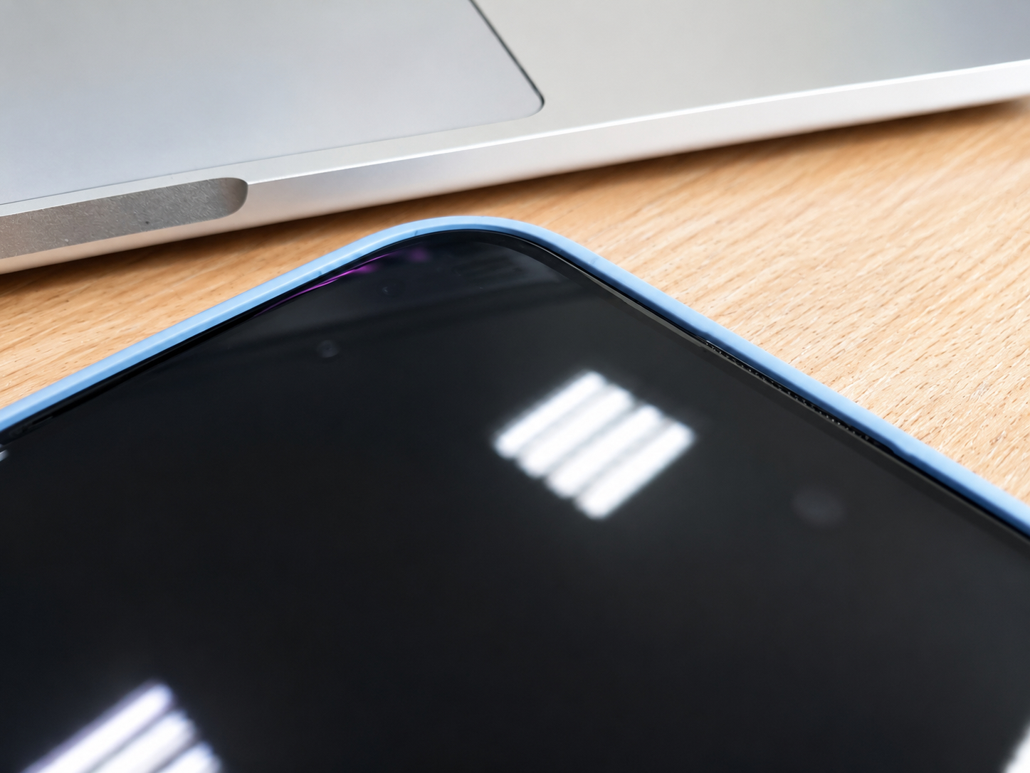 Как наклеить защитное стекло на iPhone без пузырей. Силиконовый чехол это стекло не задирает, и при этом щели между ним и краем стекла тоже нет. Фото.