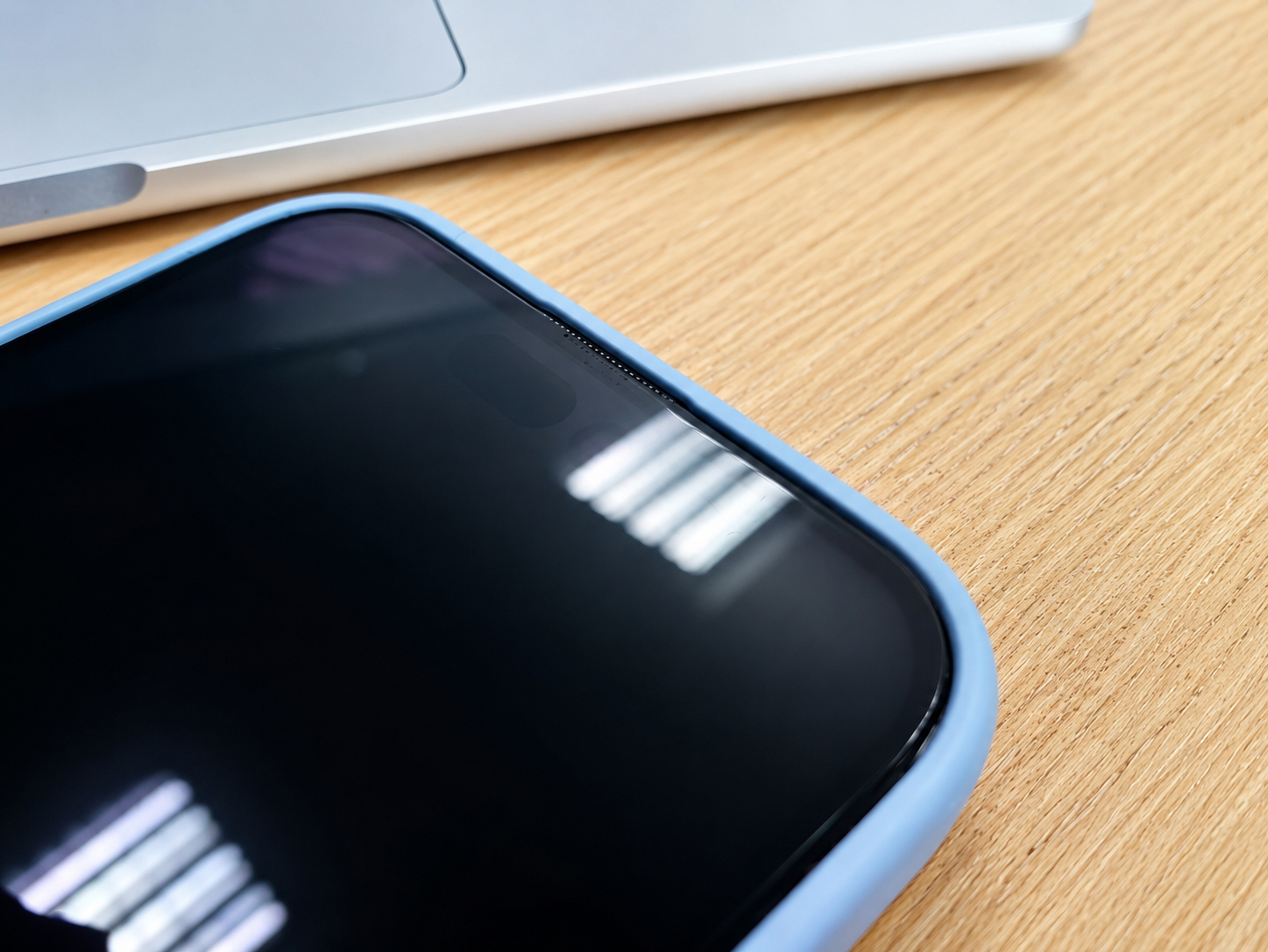 Как наклеить защитное стекло на iPhone без пузырей. Под динамиком на стекле есть небольшие точки. Громкость при этом не меняется, собеседника по-прежнему слышно хорошо. Фото.