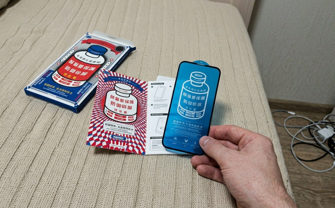 Стоит ли покупать дешёвое защитное стекло для iPhone. Стекло искренне советую. Тем более за 200 рублей. Фото.