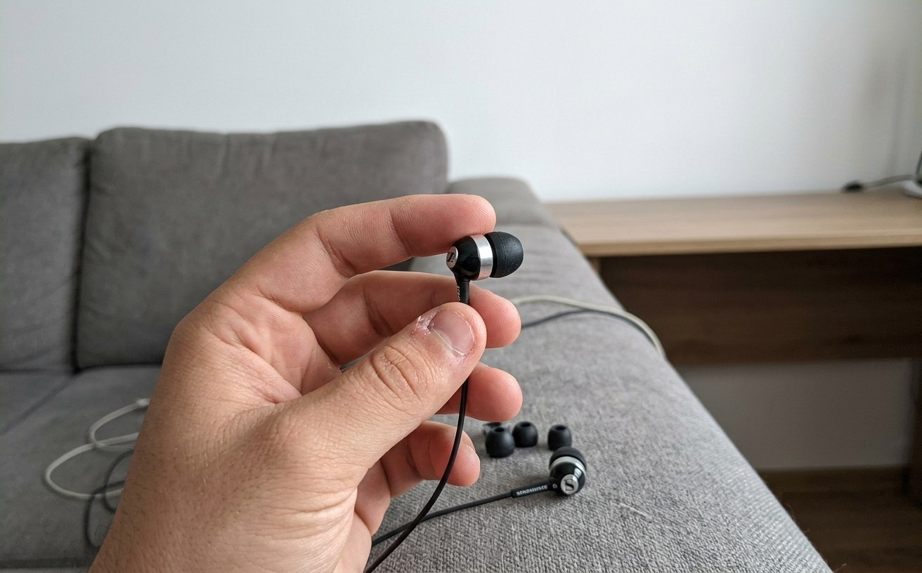 Проводные наушники Sennheiser недорого. Носил такие в юности, теперь снова захотел. Фото.