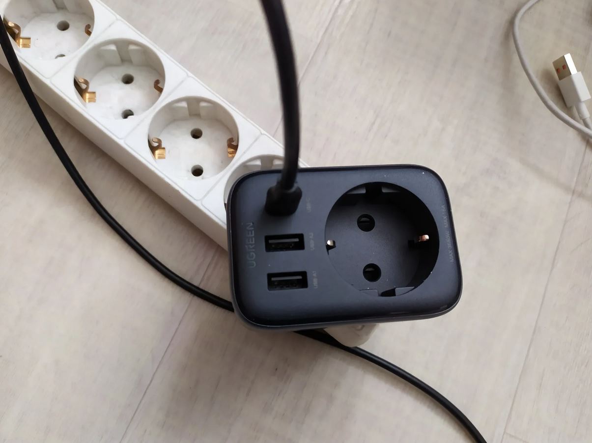 Компактная зарядка GaN на 30 Вт с розеткой. О как. Розетка, USB — все теперь в одном месте. Фото.