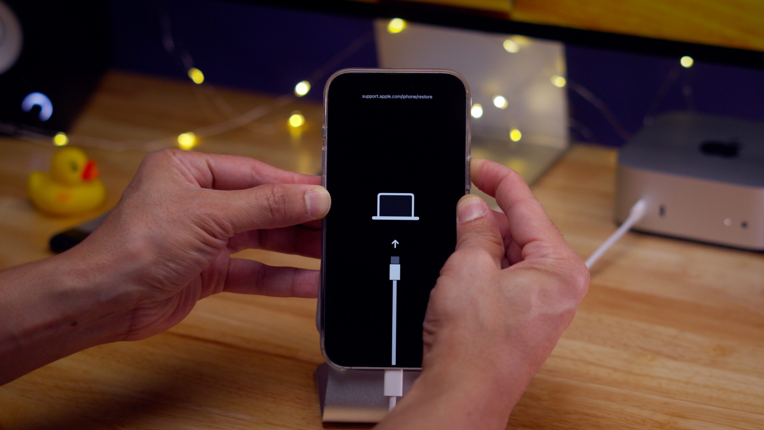 iPhone, на которых работает восстановление без компьютера. На старых айфонах будет отображаться предложение подключить их к компьютеру. Фото.