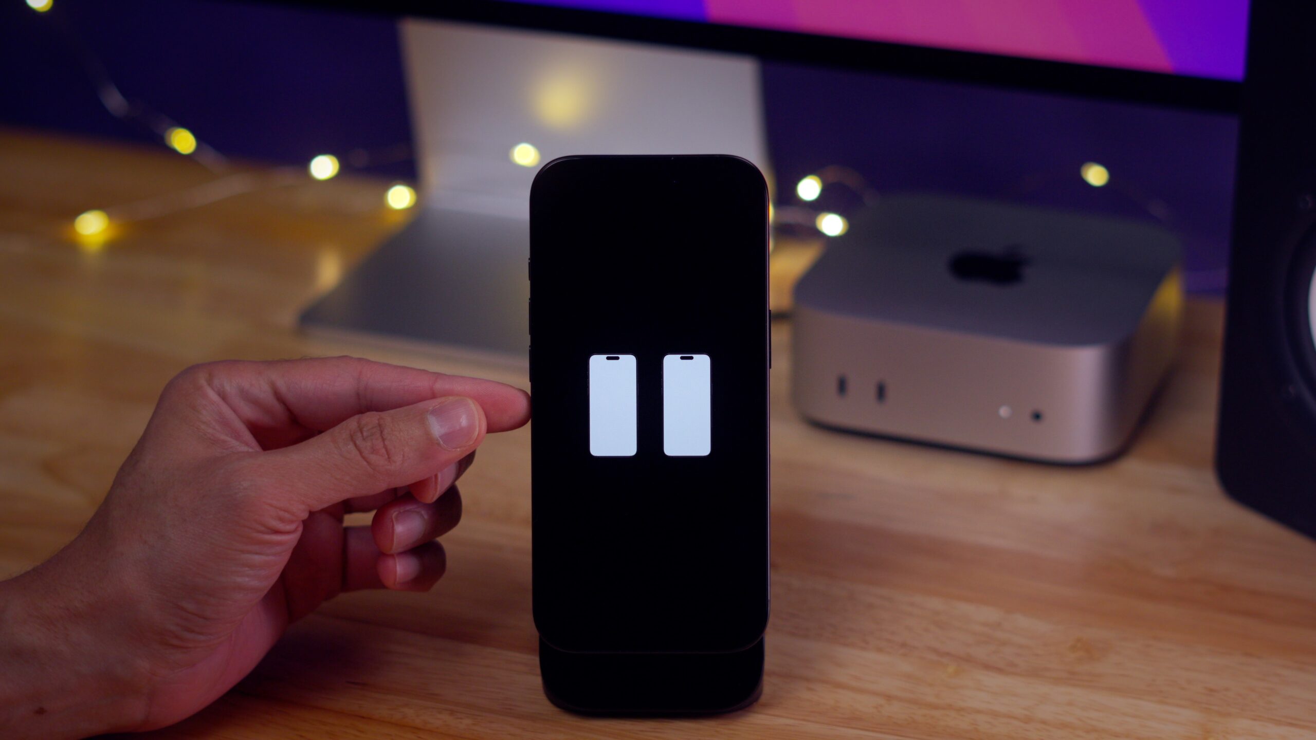 Почему iPhone завис на экране с двумя устройствами. Подобная ситуация может возникнуть по нескольким причинам. Фото.