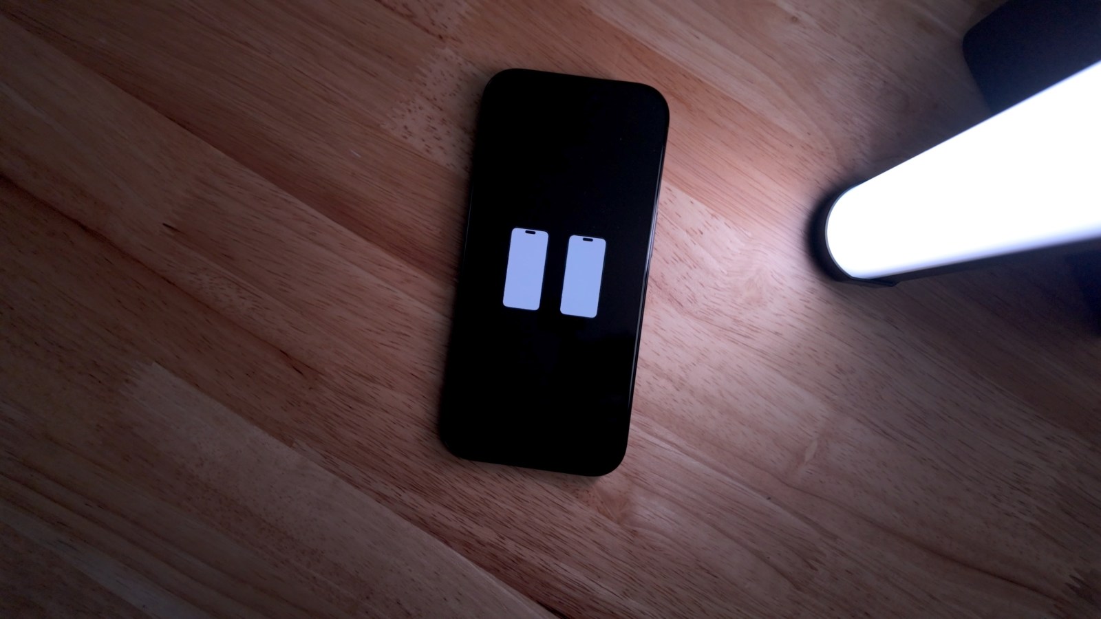 Что означает экран с двумя айфонами на iPhone. Айфон будет предлагать вам поднести к нему другой смартфон. Фото.
