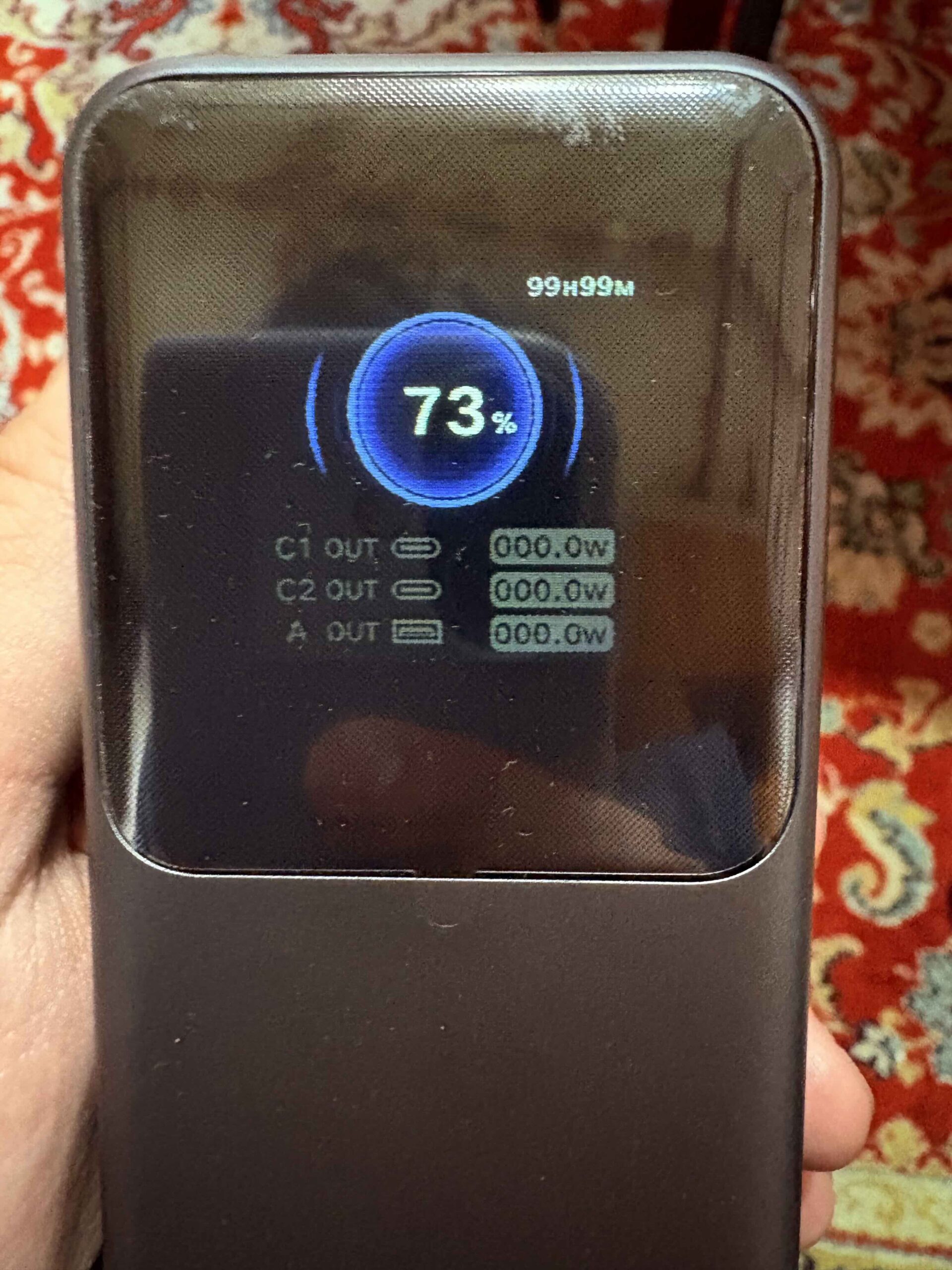 UGREEN Nexode с дисплеем: что видно на экране пауэрбанка. Экран оказался очень удобной штукой. Видно остаточный заряд и мощность, с которой заряжаются подключенные устройства. Фото.