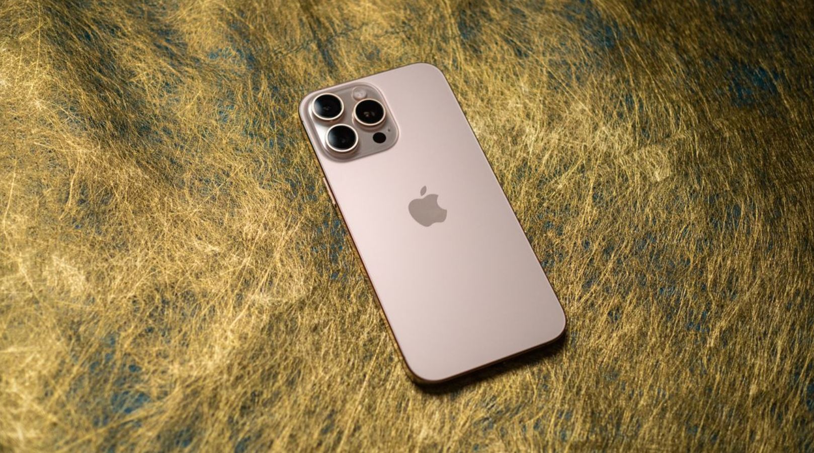 iPhone 16 Pro Max — недорогой, но мощный Айфон. Прошлогодняя модель по-прежнему хороша даже на фоне iPhone 17 Pro Max. Фото.