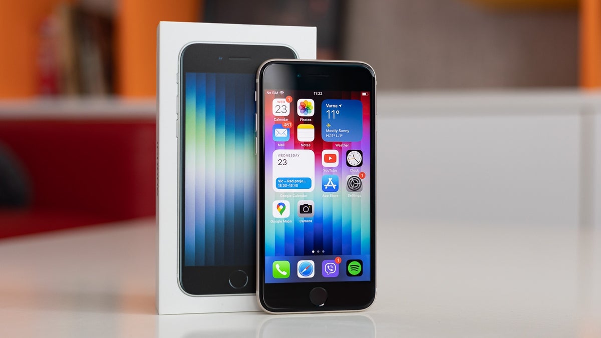 iPhone, которые обновятся на iOS 27. iPhone SE 3 станет последним айфоном с кнопкой «Домой», который получит обновление. Фото.