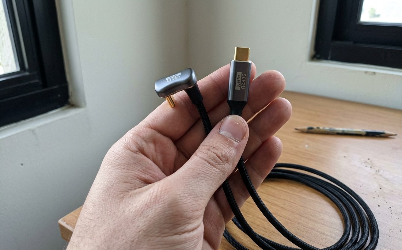 Угловой кабель USB-C, который не ломается у разъёма. С таким кабелем легко можно играть во время зарядки. Фото.