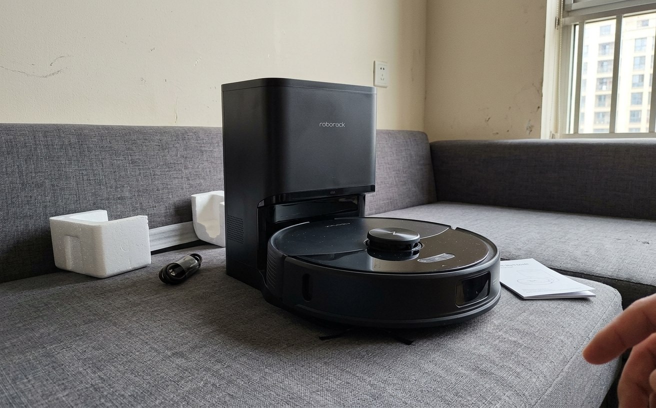 Робот-пылесос Roborock S8 Pro Plus с влажной уборкой. Робот можно взять в черном или белом цвете. Фото.