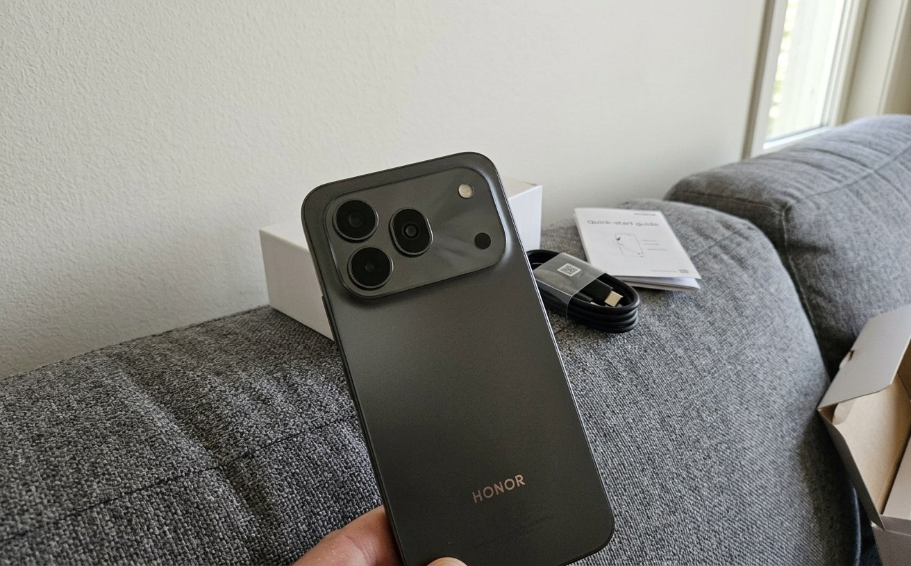 Honor 600 Pro: почему стоит купить Honor 600 Pro. Издалека смартфон очень похож на iPhone 17 Pro Max. Фото.