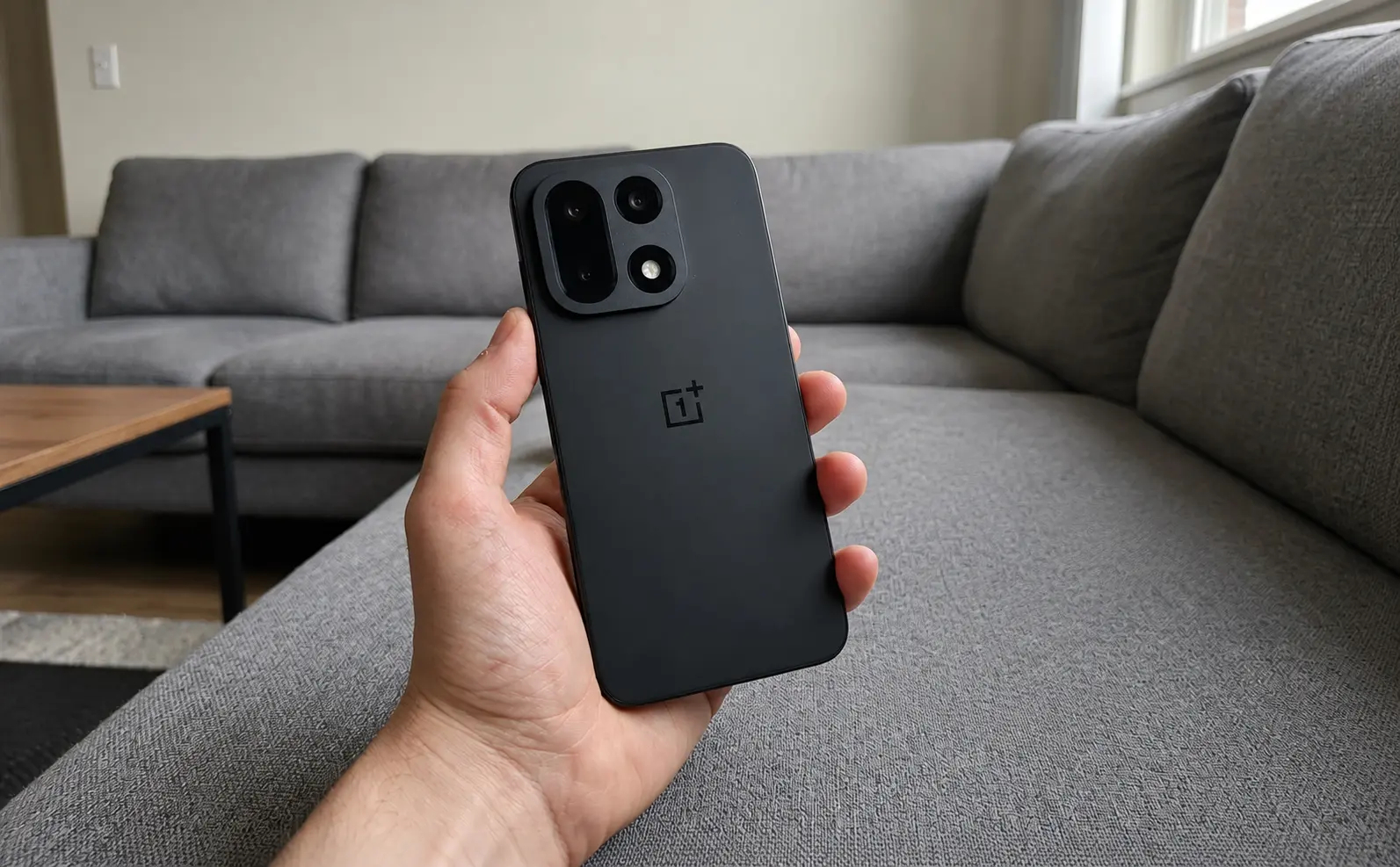 OnePlus 15: лучший флагман по соотношению цены и возможностей. Один из лучших аппаратов на рынке прямо сейчас. Фото.