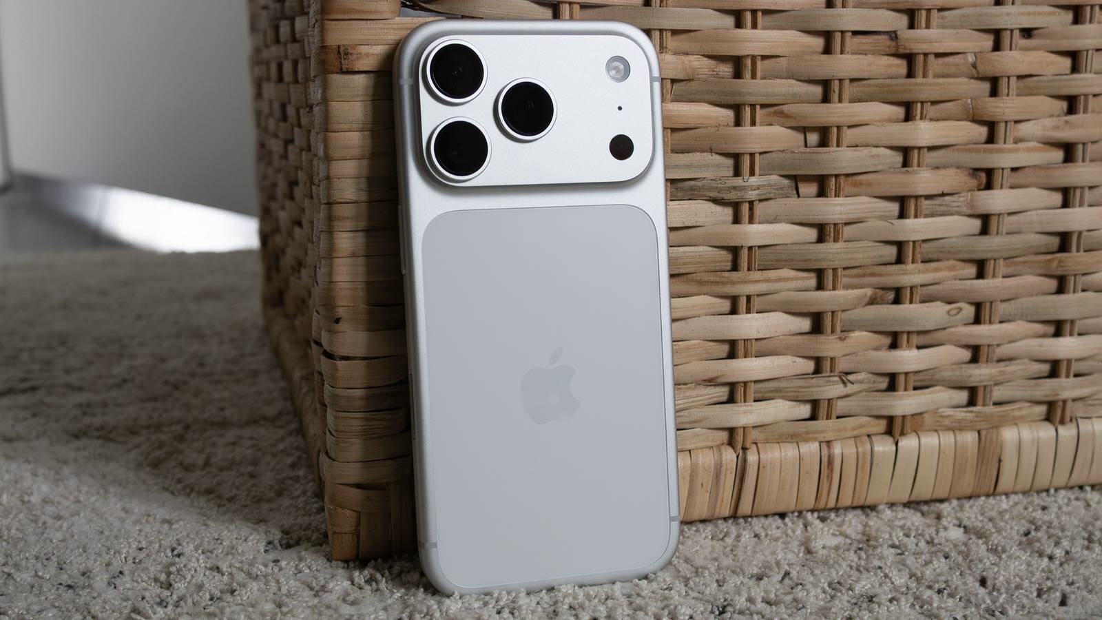 Когда пора менять iPhone 15 Plus на новый смартфон. Жену решил обновить сразу на iPhone 17 Pro Max. Фото.