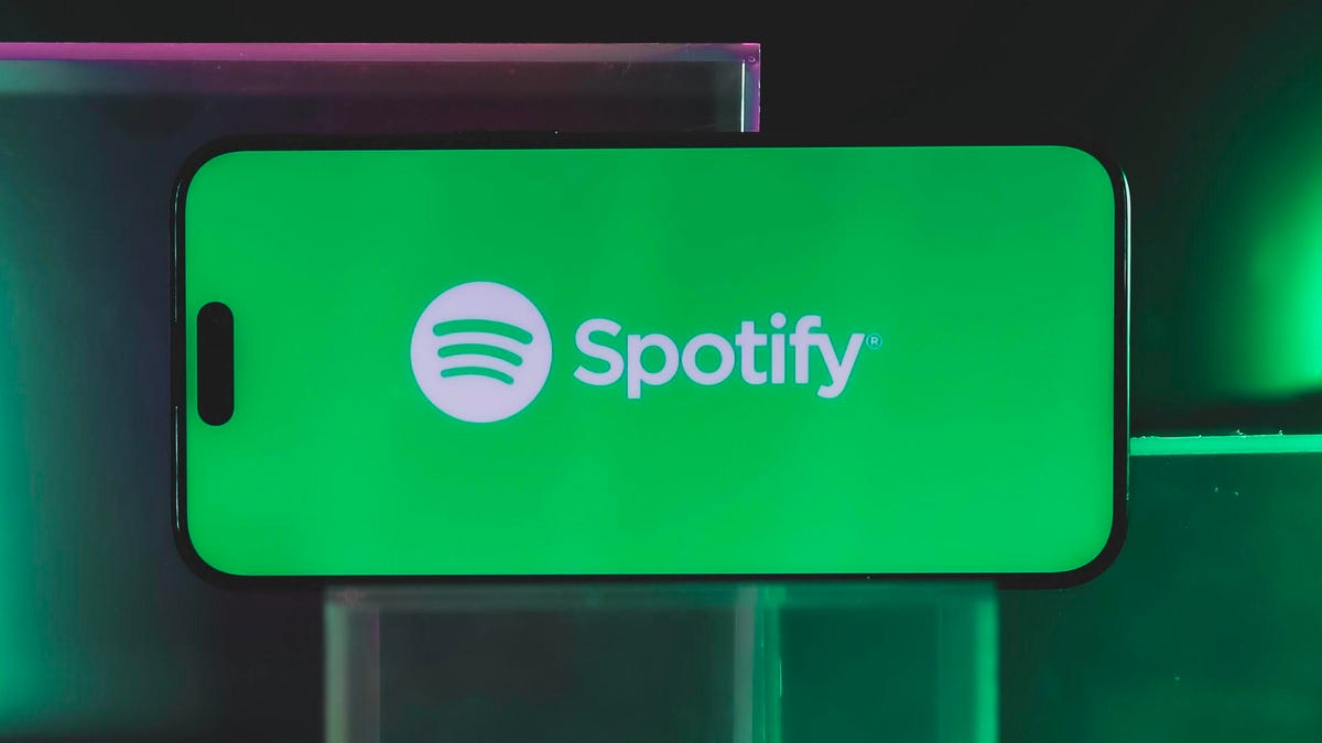 Зачем Apple Music может ограничить переключение песен. В Spotify тоже есть бесплатный тариф и он работает с серьезными ограничениями. Фото.