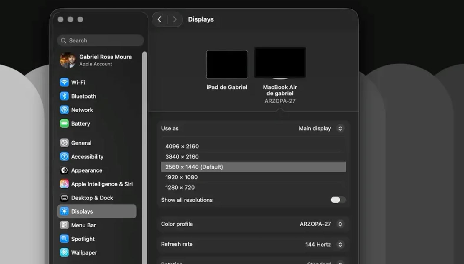 Правда ли, что macOS 26.5.2 исправляет зависания Mac. Пользователи сообщали о зависании macOS при работе с периферией. Исправлено ли — не знаем, честно. Фото.