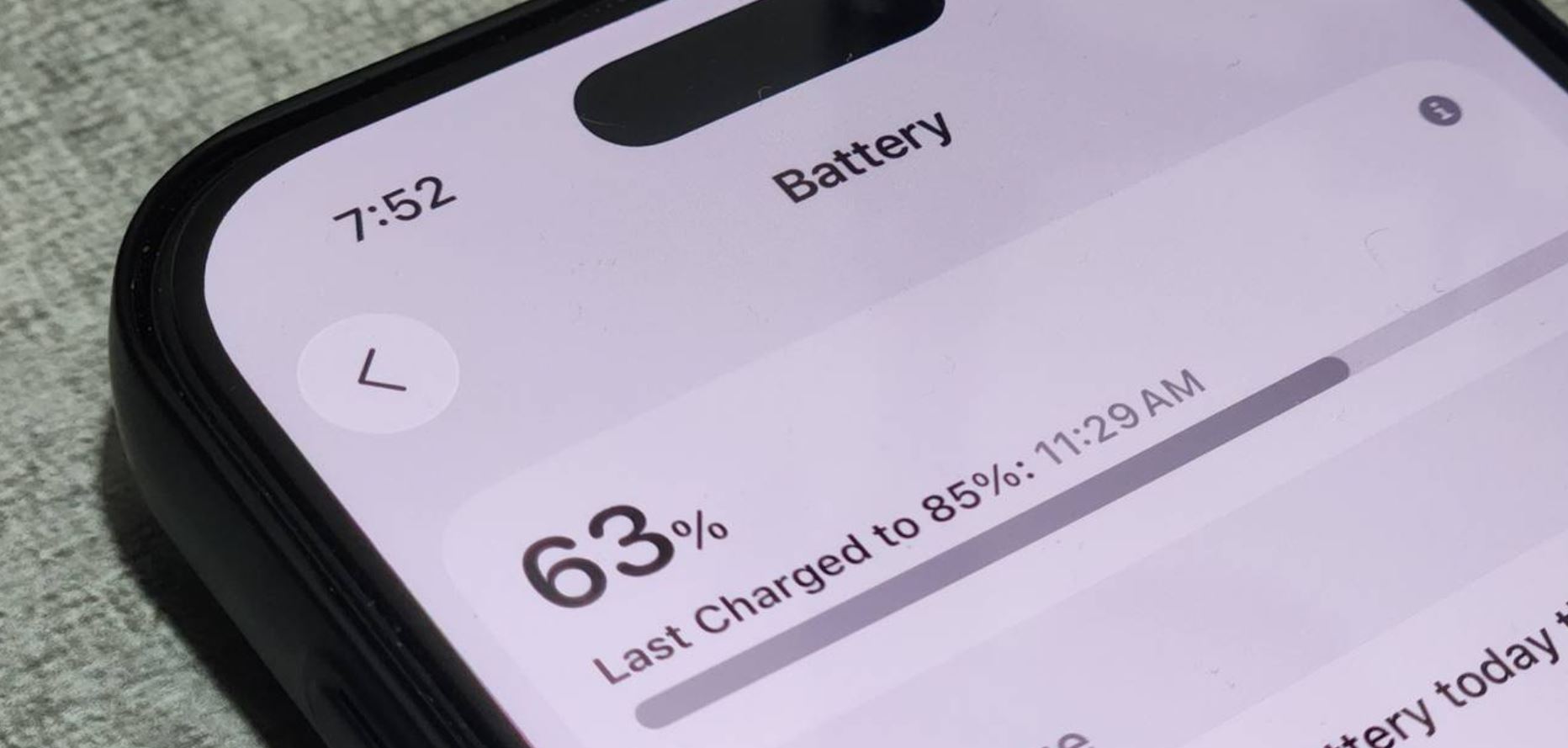 Как держит заряд iOS 26.6 Public Beta 3. Очевидно, что к концу цикла iOS 26 автономность подрастет. Фото.