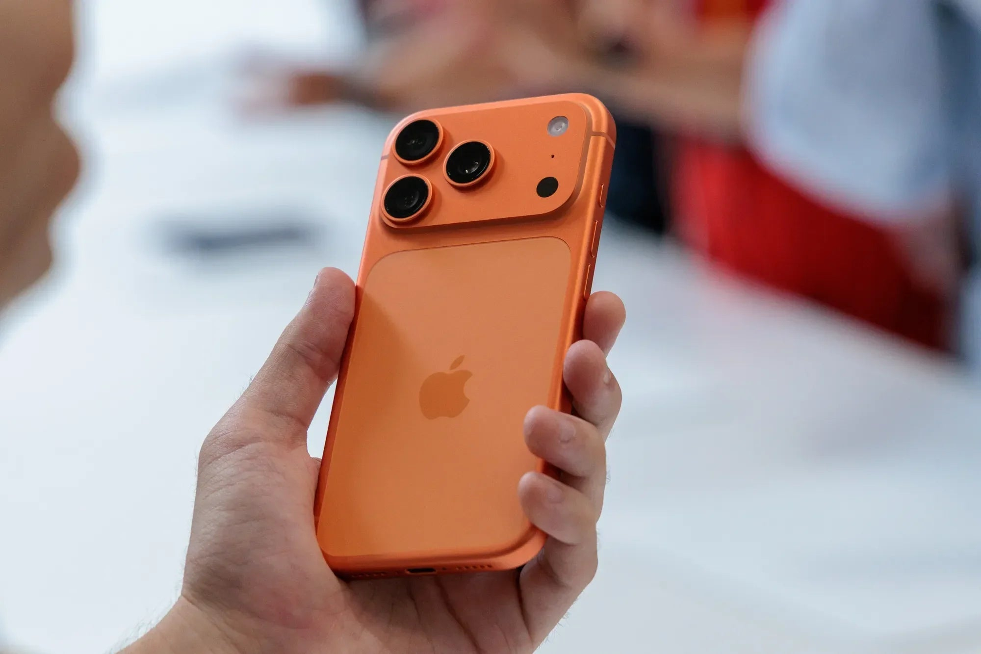 Дизайн Honor 600: чем он напоминает iPhone. А это iPhone 17 Pro Max. Фото.