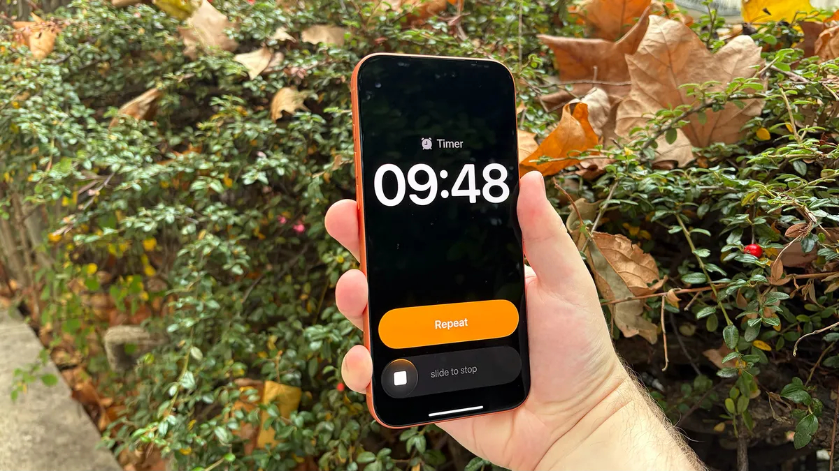 Новая настройка будильника в iOS 27 для выходных дней. Будильник может сам определять выходные. Фото.