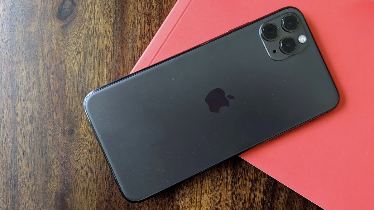 Ускоряет ли iOS 27 старые модели iPhone. Часть тестов проводилась на iPhone 11 Pro Max. Фото.