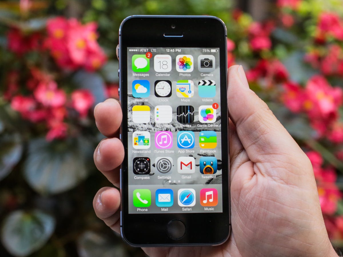 Какие iPhone не стоит покупать в 2026 году. iPhone 5S стоит купить лишь в коллекцию, но точно не для использования. Фото.