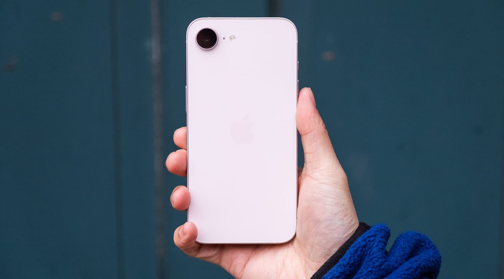 iPhone 17e — недорогой Айфон с Apple Intelligence. А вот и начальный уровень, но с топовым железом. Фото.