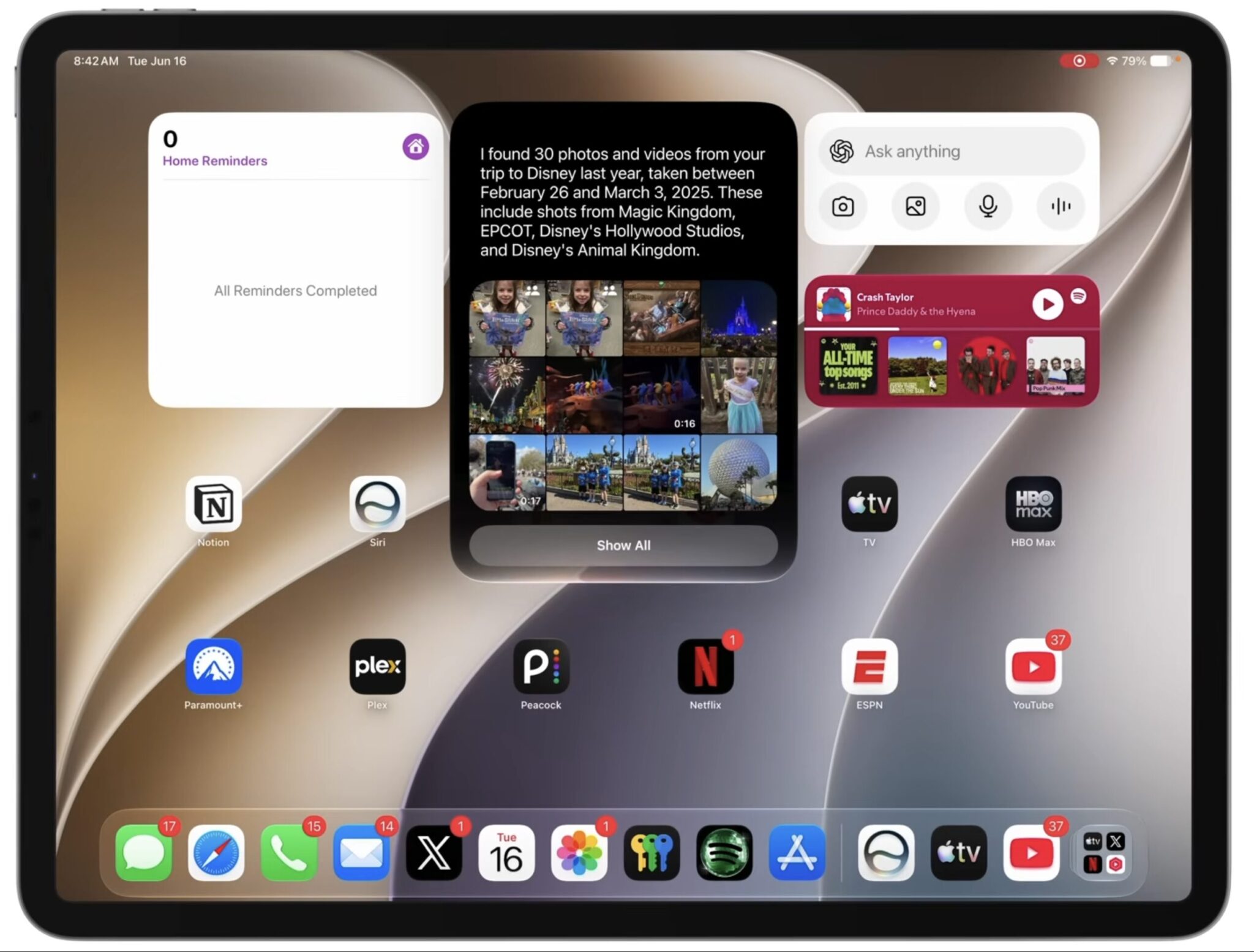 Как работает новая Siri на iPad в iPadOS 27. Обновлённая Siri на iPad работает с личными данными и содержимым экрана. Например, может найти фотографии. Фото.