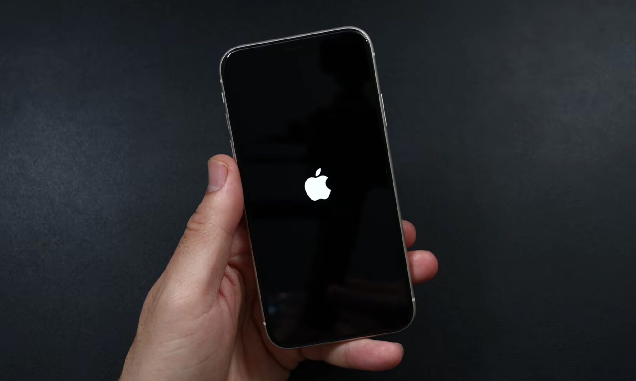 Скорость работы iPhone 11 на iOS 27 после обновления. Казалось, что включается смартфон долго. Фото.