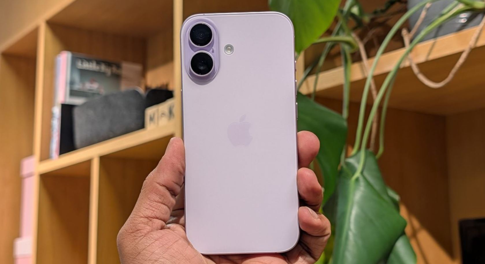 iPhone 17 — сбалансированный смартфон вместо 17 Pro. Базовый Айфон 17 — сбалансированная модель по адекватной цене. Фото.