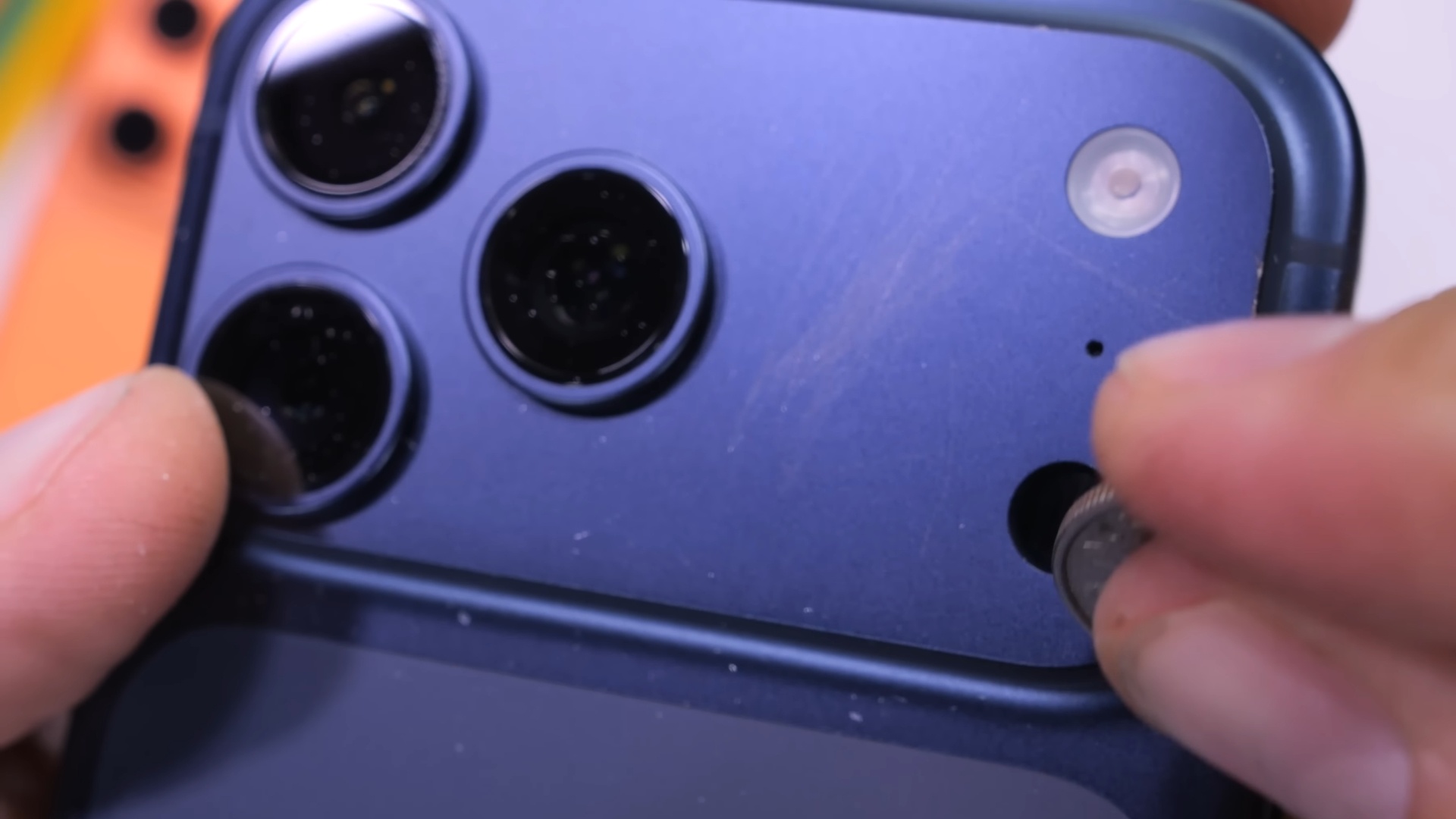Почему алюминиевый корпус iPhone быстро царапается. Алюминий очень легко царапается, исключение — серебрянная версия. Фото.