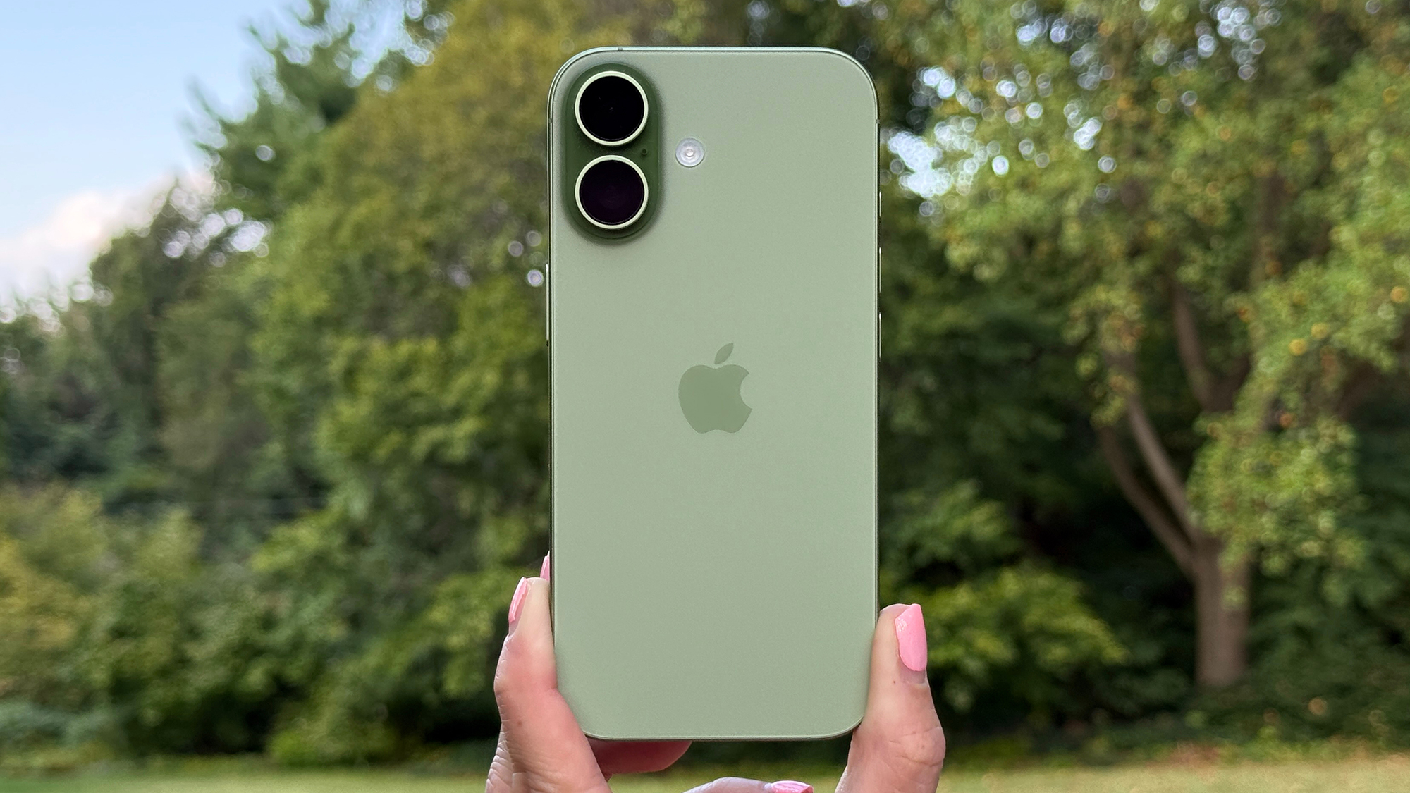 Когда выйдет iPhone 18 и подорожает ли он. Ждать iPhone 18 стоит не раньше весны 2027 года. Фото.