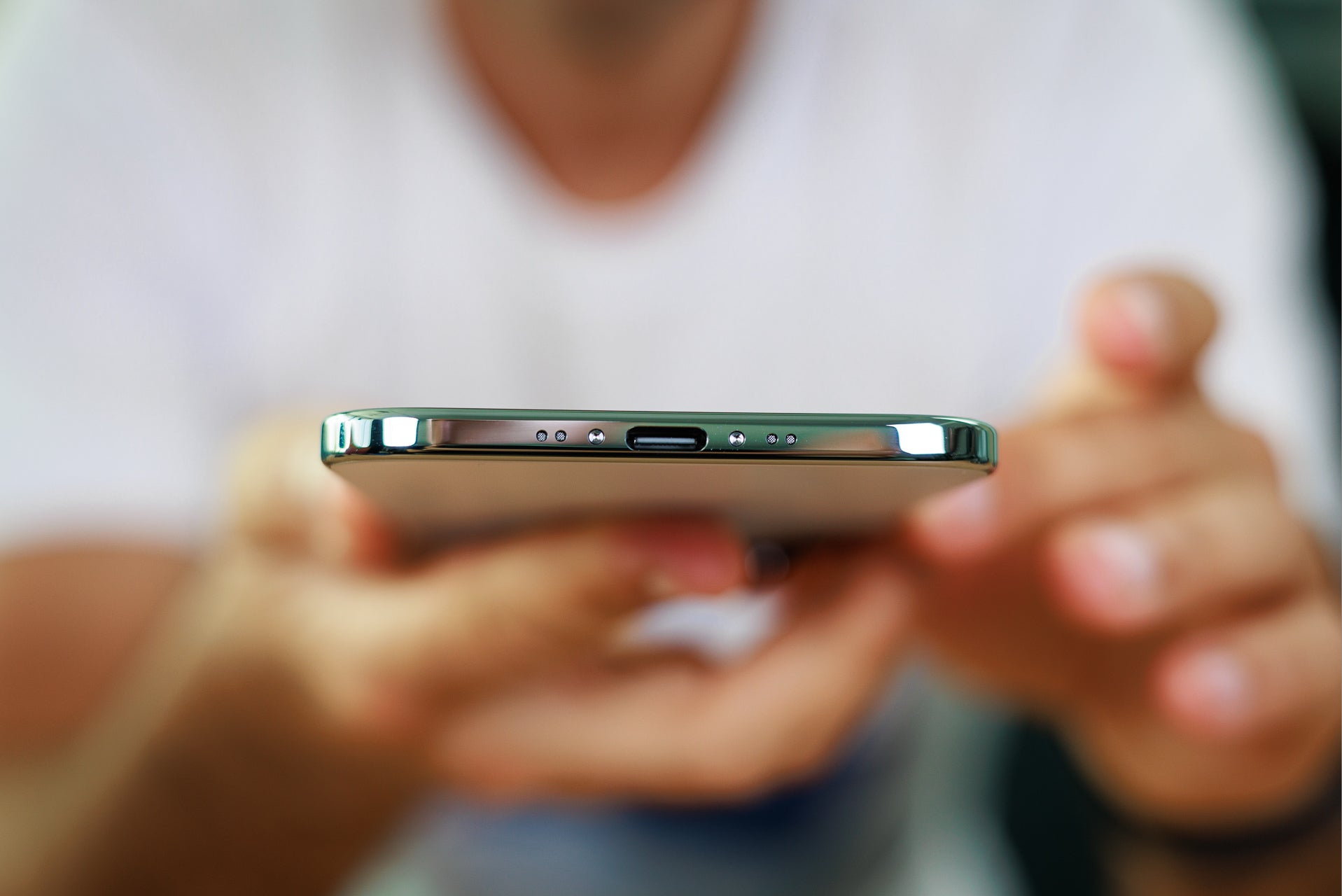Как Apple собирается увеличить время работы iPhone Air. Тонкий корпус — главная проблема, и Apple придется всерьез поломать голову, как увеличить автономность. Фото.