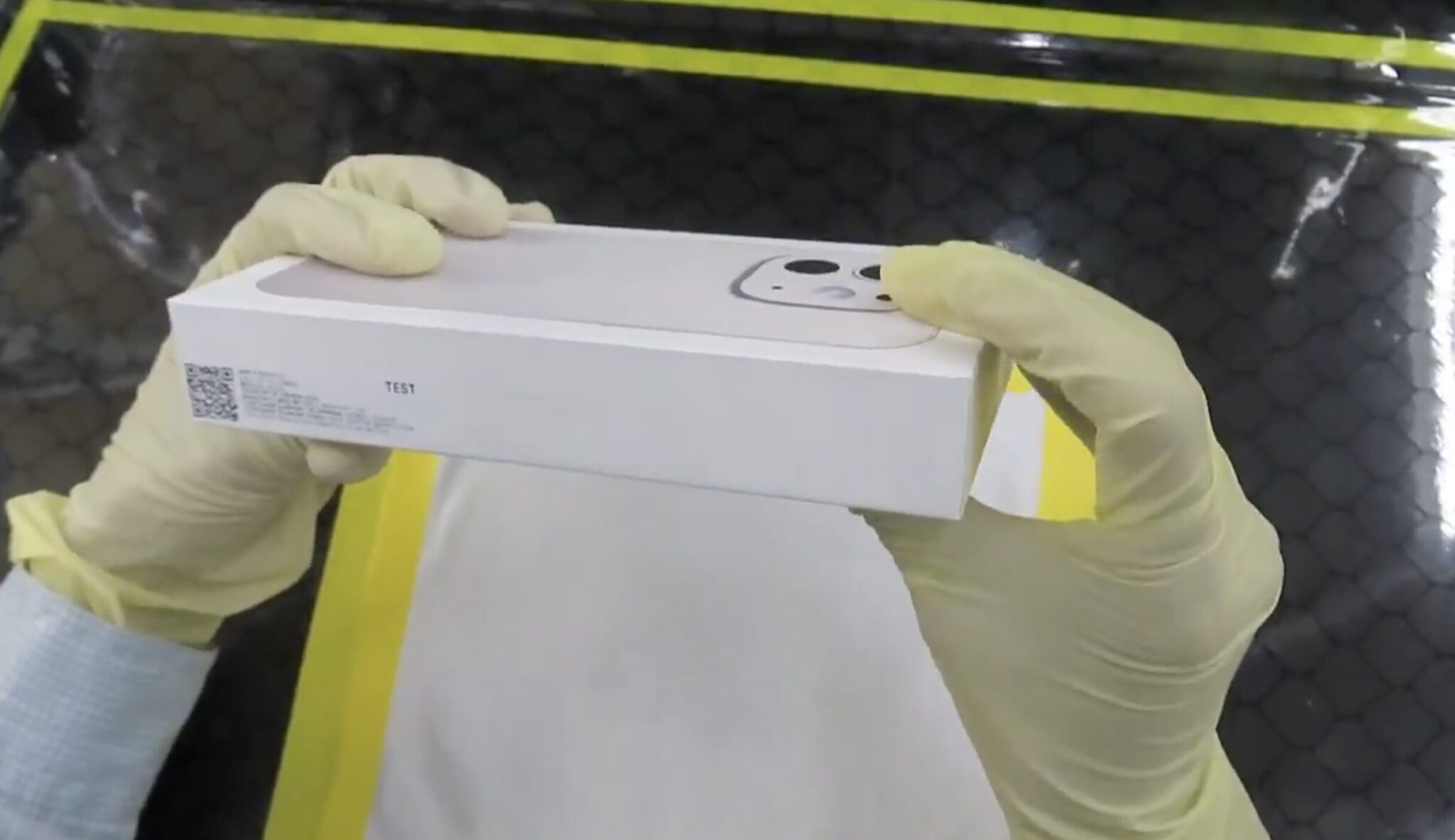 На видео показали прототип iPhone 17 Pro. На спинке смартфона нет даже логотипа Apple. Фото.