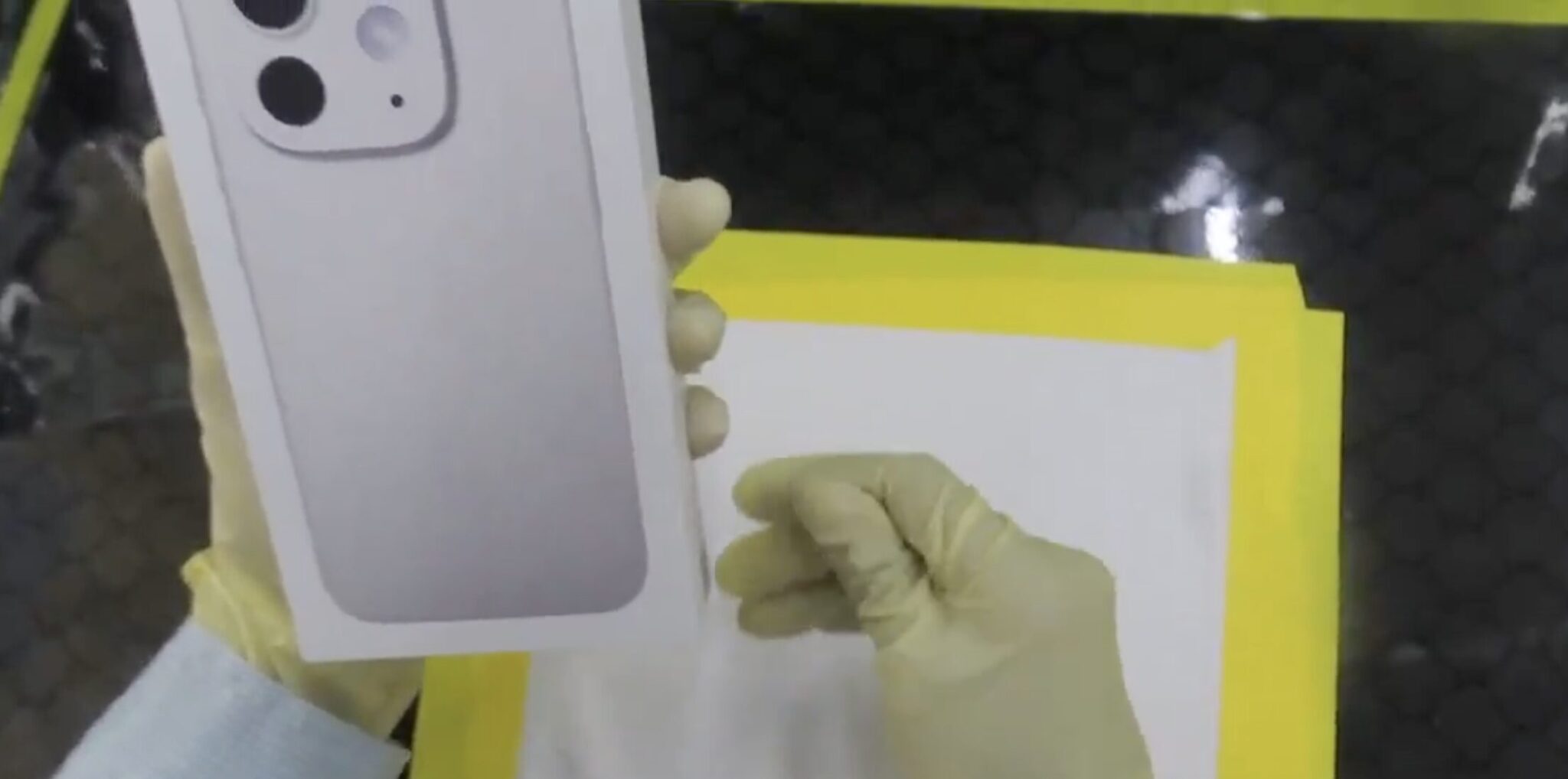 На видео показали прототип iPhone 17 Pro. Похоже, будто в коробке какой-нибудь OnePlus. Фото.