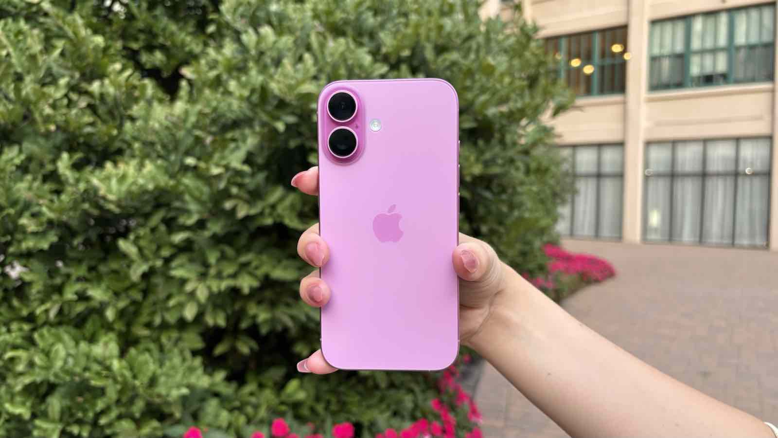 Стоит ли покупать iPhone 16 после выхода новых моделей. Базовый 16 тоже топ, но с сентября Apple выпускает его только в версии со 128 ГБ. Фото.
