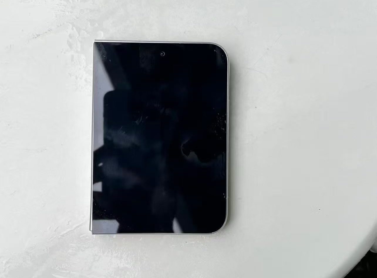Как не перепутать макет iPhone Ultra с настоящим смартфоном. Вы даже сможете понять, насколько удобным будет внешний экран. Фото.